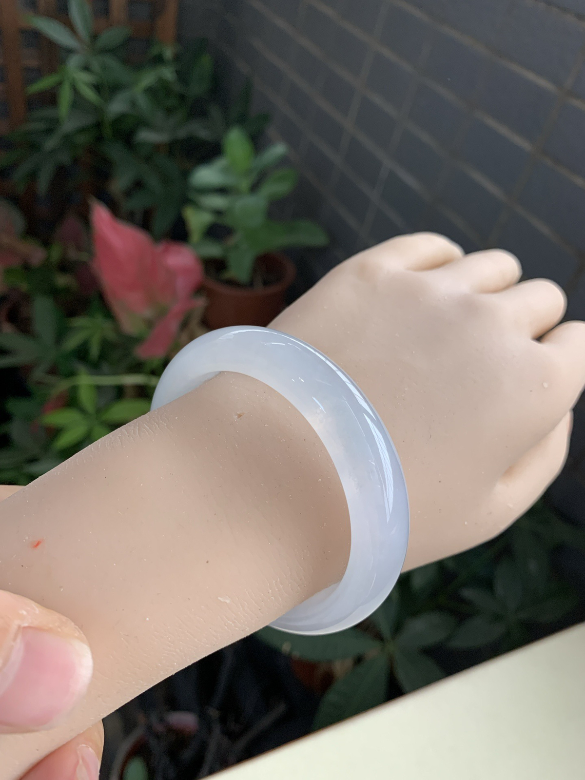 冰种白月光手镯。小手福利价，特别好看，性价比高，冰丝不显。