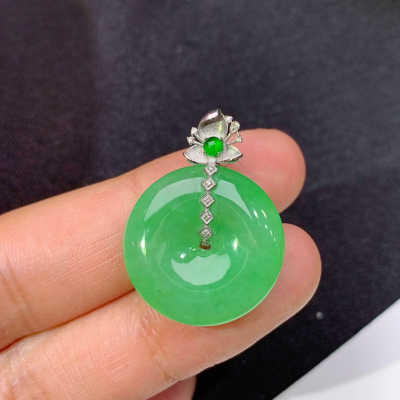 阳绿平安扣吊坠，18k金镶嵌，冰润细腻，色阳，种水足，Quq 尺寸26.2*19.6*4.8