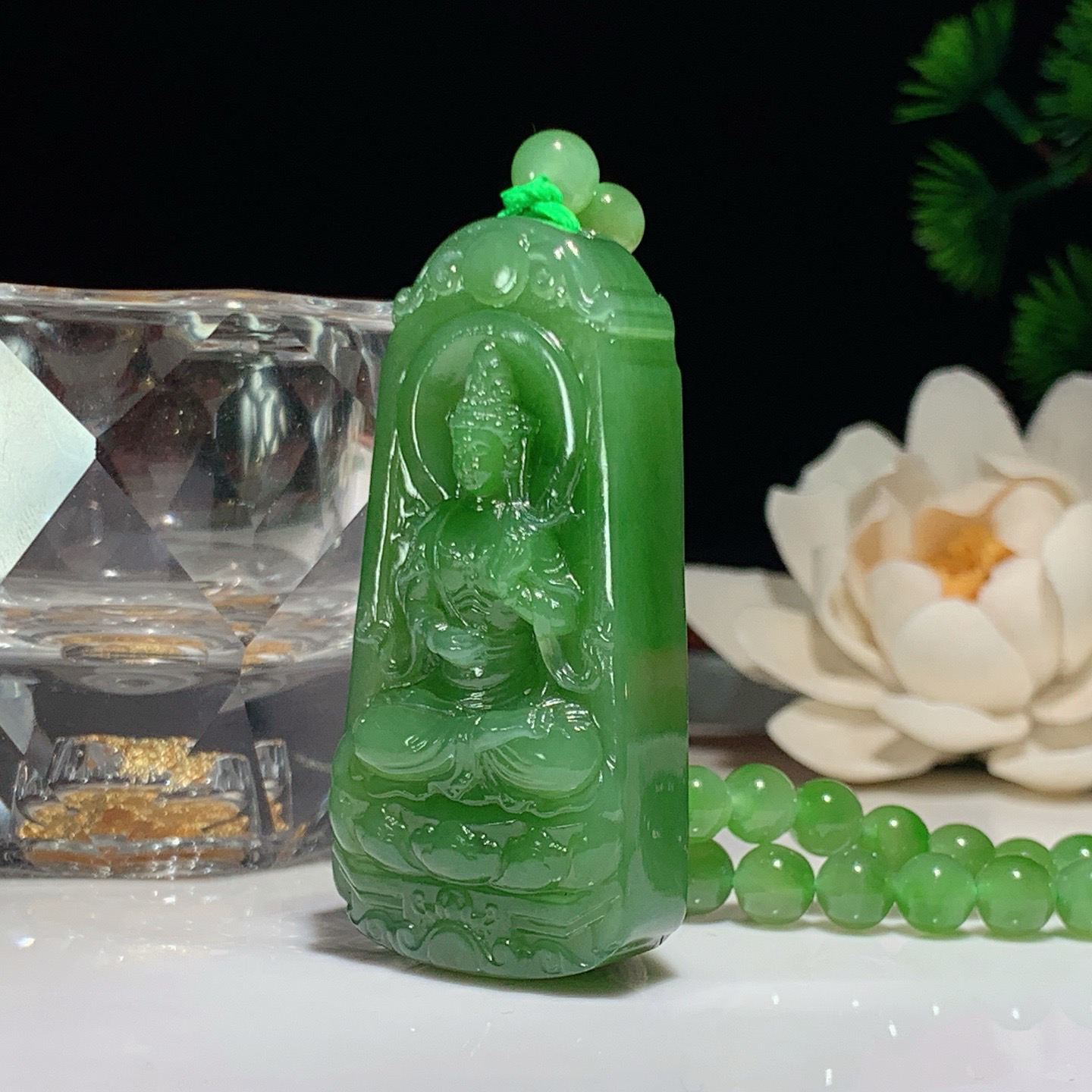 和田玉阳绿俄罗斯碧玉坐莲观音挂件。尺寸52/25/13重74克 玉质细腻油润 底色纯净 脂粉好，品质好。lt260407