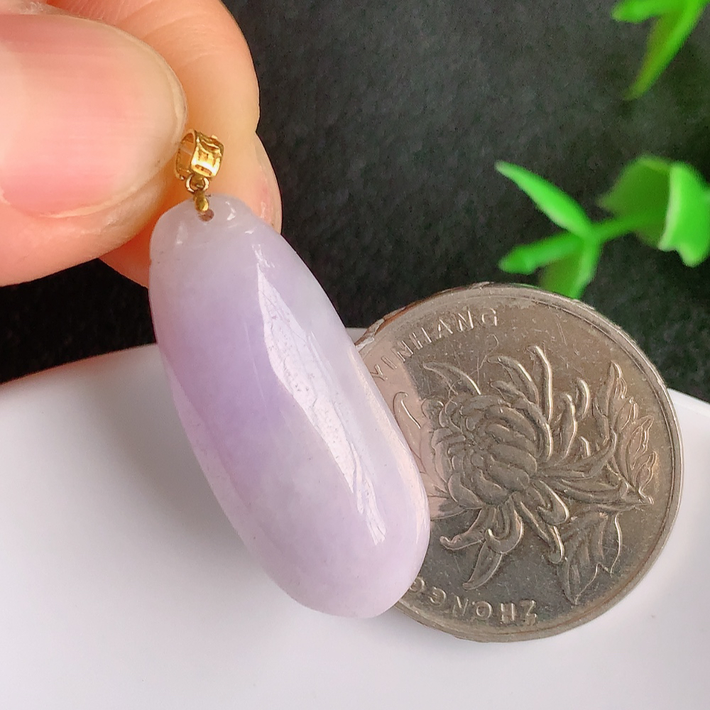 18k金扣冰润紫罗兰福瓜翡翠吊坠，呱呱来财，福气满满的美好寓意，清新自然  沁人心脾，造型独特，清秀高雅  W49.8  尺寸：29.3-12.3-5.6mm