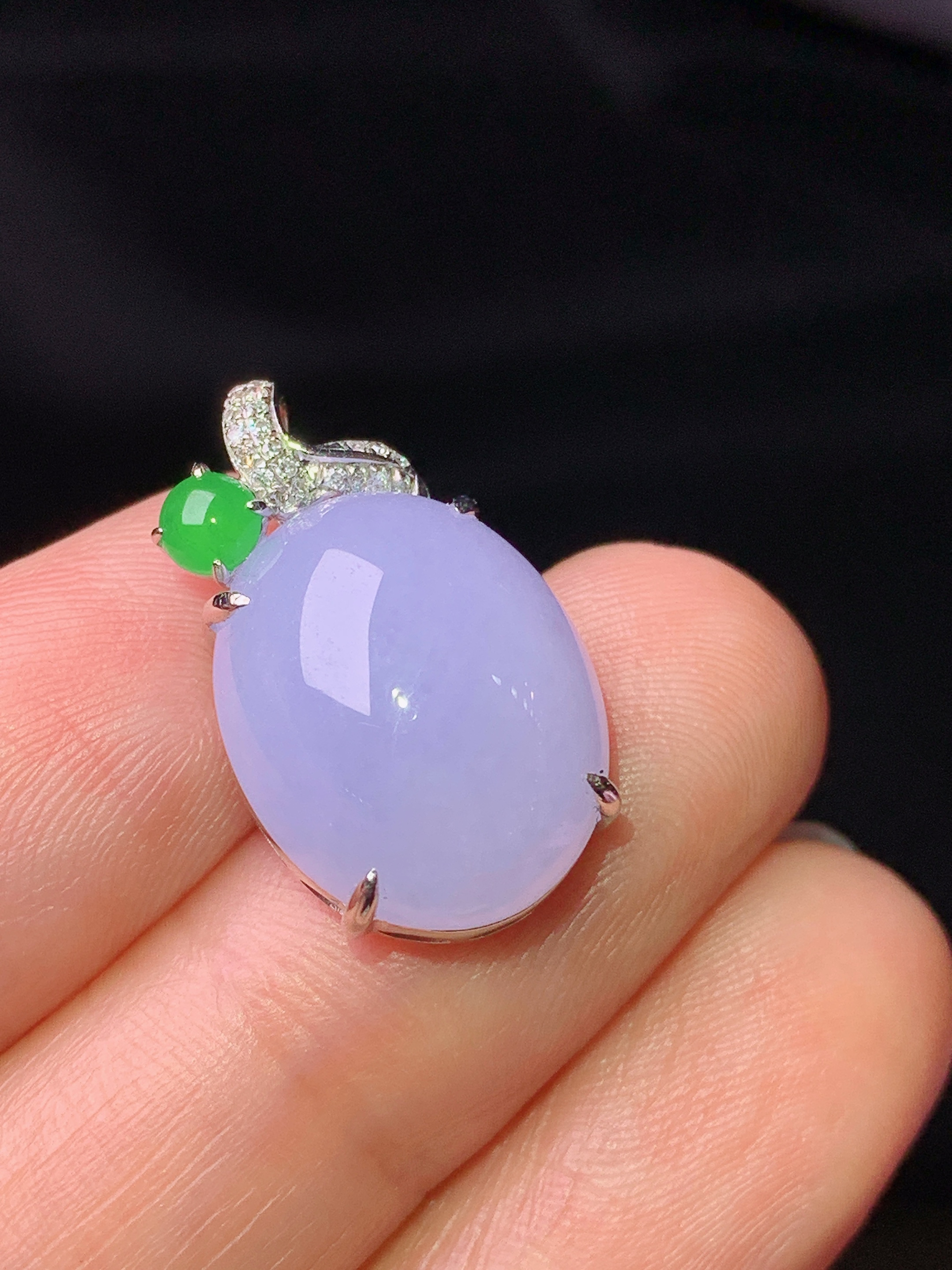 18k金钻镶嵌紫罗兰吊坠 玉质细腻 色泽艳丽清新 水润亮眼 整体尺寸20.6*12.3*8