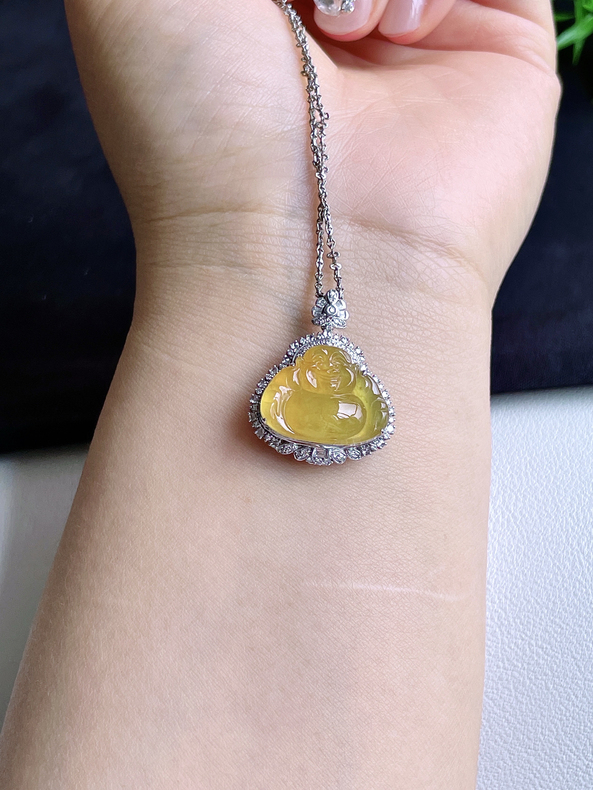 【镶嵌】高冰黄翡佛公吊坠  
【说明】缅料 18k金镶嵌 性价比高  
【整体】26.8-22-10.3.