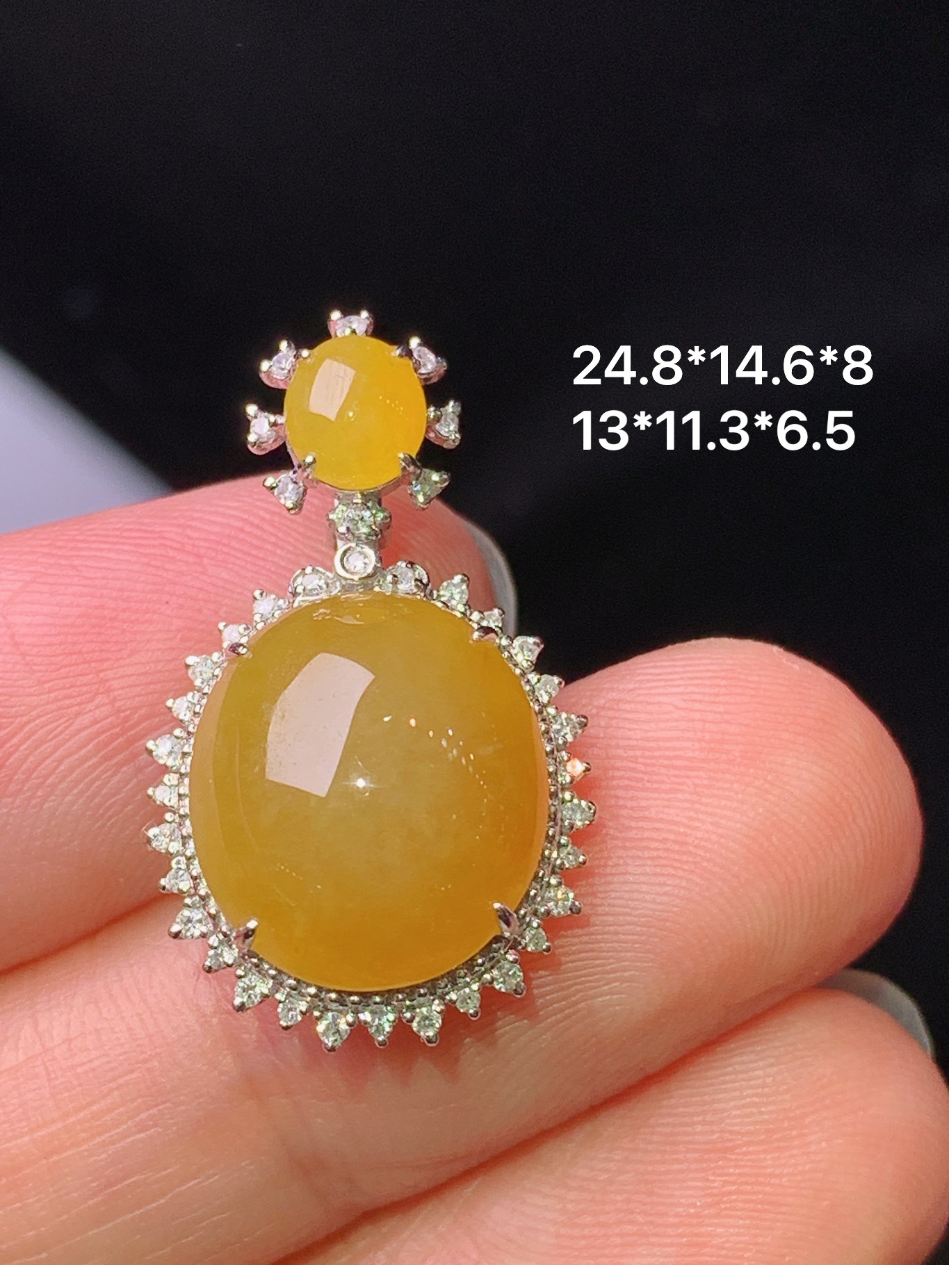 18k金钻镶嵌黄翡蛋面吊坠 玉质细腻 色泽艳丽清新 水润亮眼 整体尺寸24.8*14.6*8x5