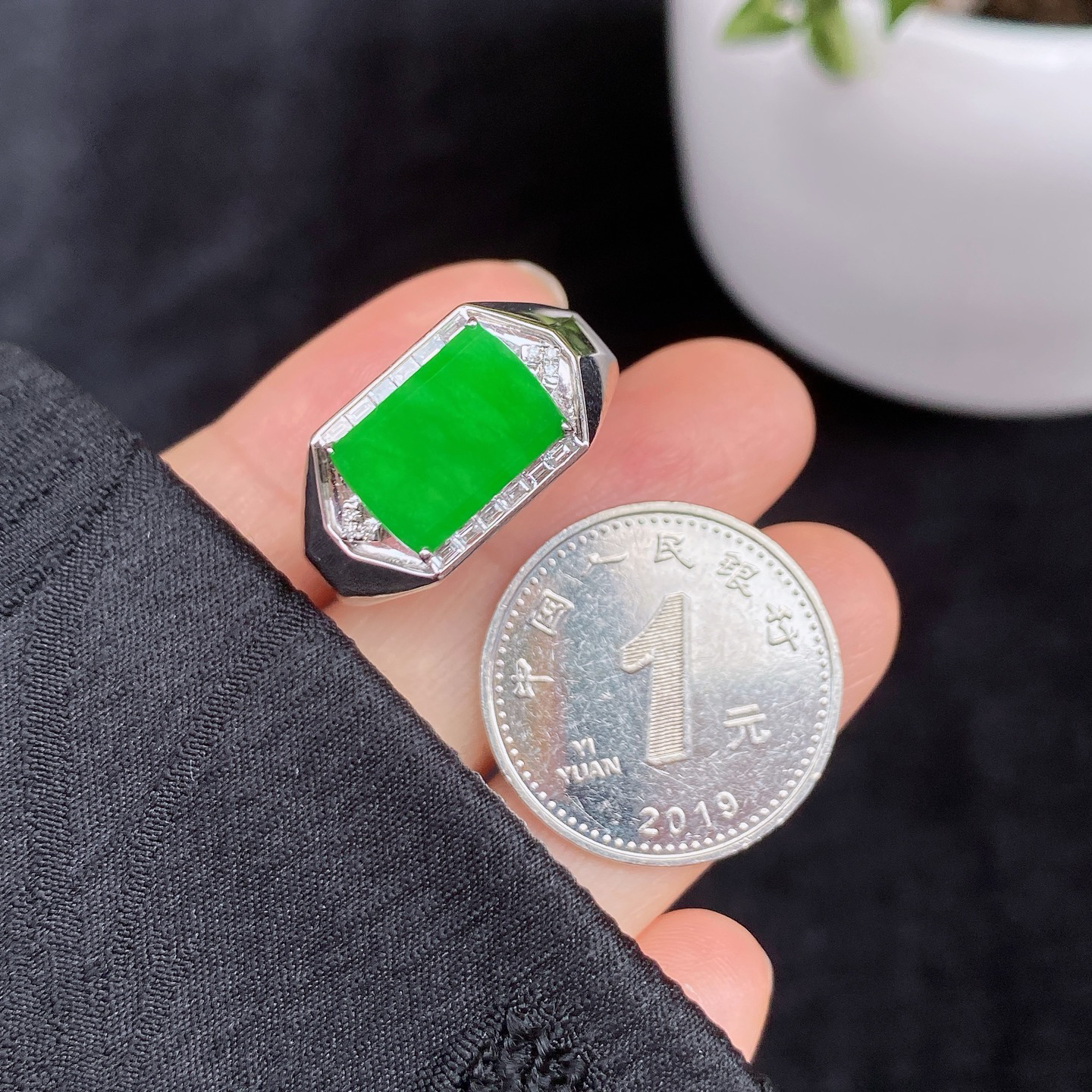 冰阳绿马鞍戒 
冰透种好 色阳色辣
18K金镶嵌 高性价比