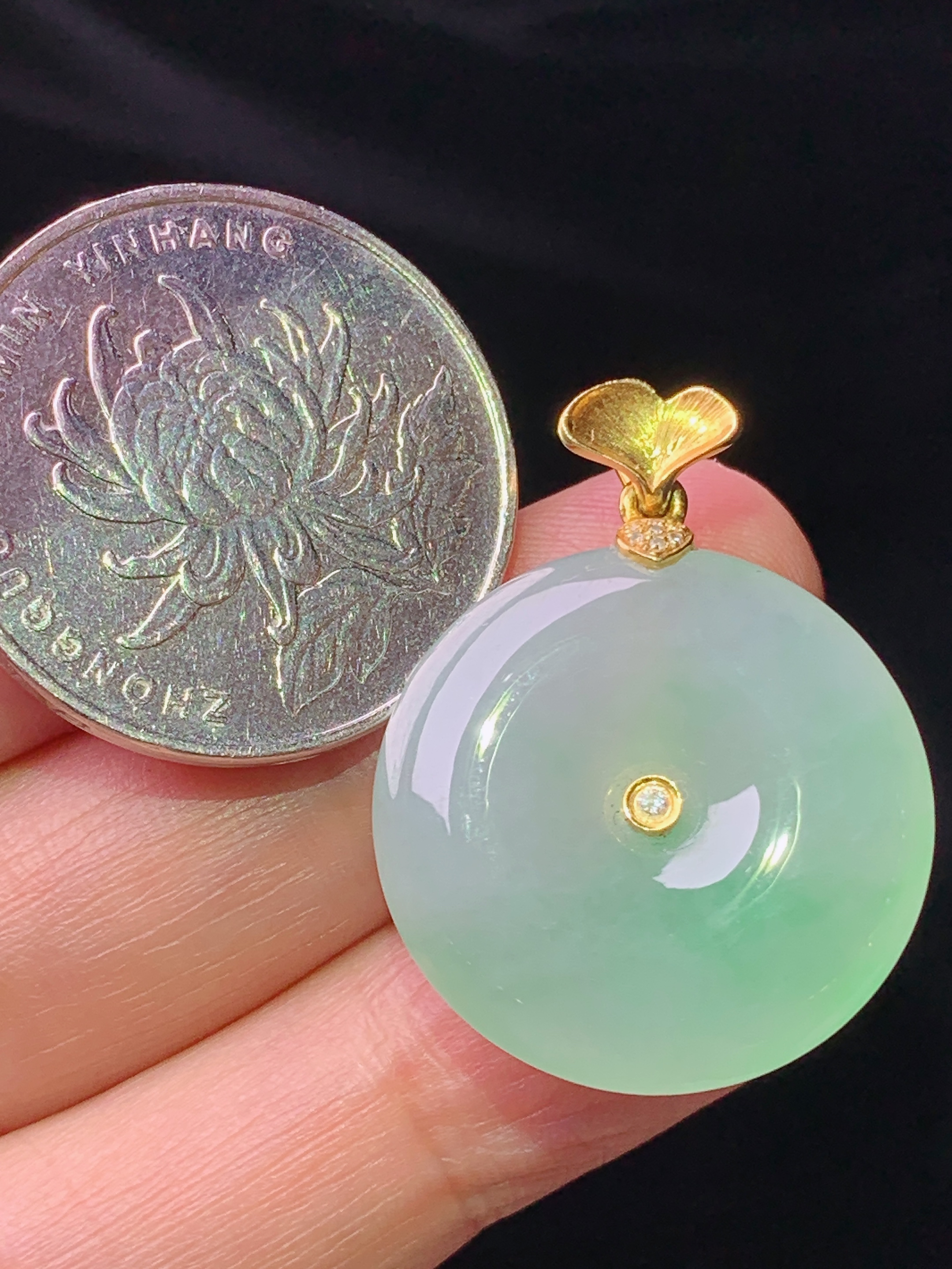 18k金钻镶嵌冰种平安扣吊坠 玉质细腻 色泽艳丽清新 水润亮眼 整体尺寸28.6*22.5*5.3L4