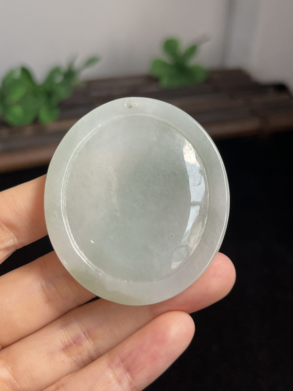 翡翠糯化种淡绿色挂件