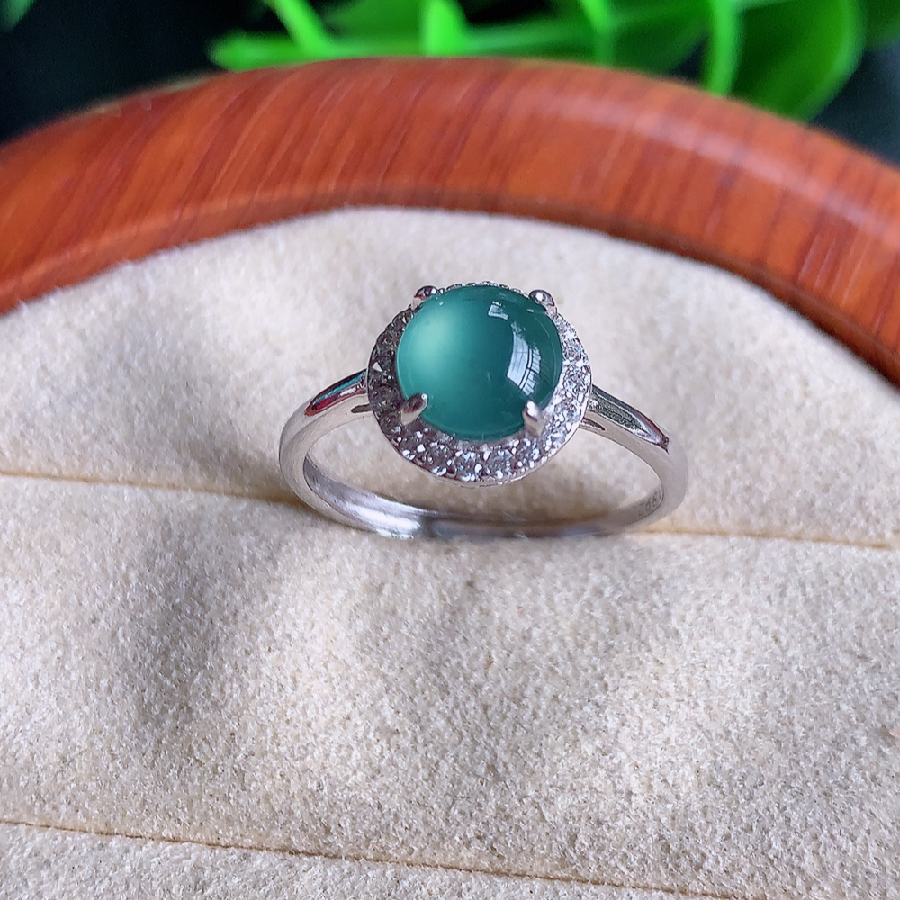 冰晴水精美蛋面翡翠戒指  玉质细腻  冰清玉润  飘花灵动  颜色漂亮  W481.8  内径尺寸：18-9.5-6mm  裸石尺寸：7mm