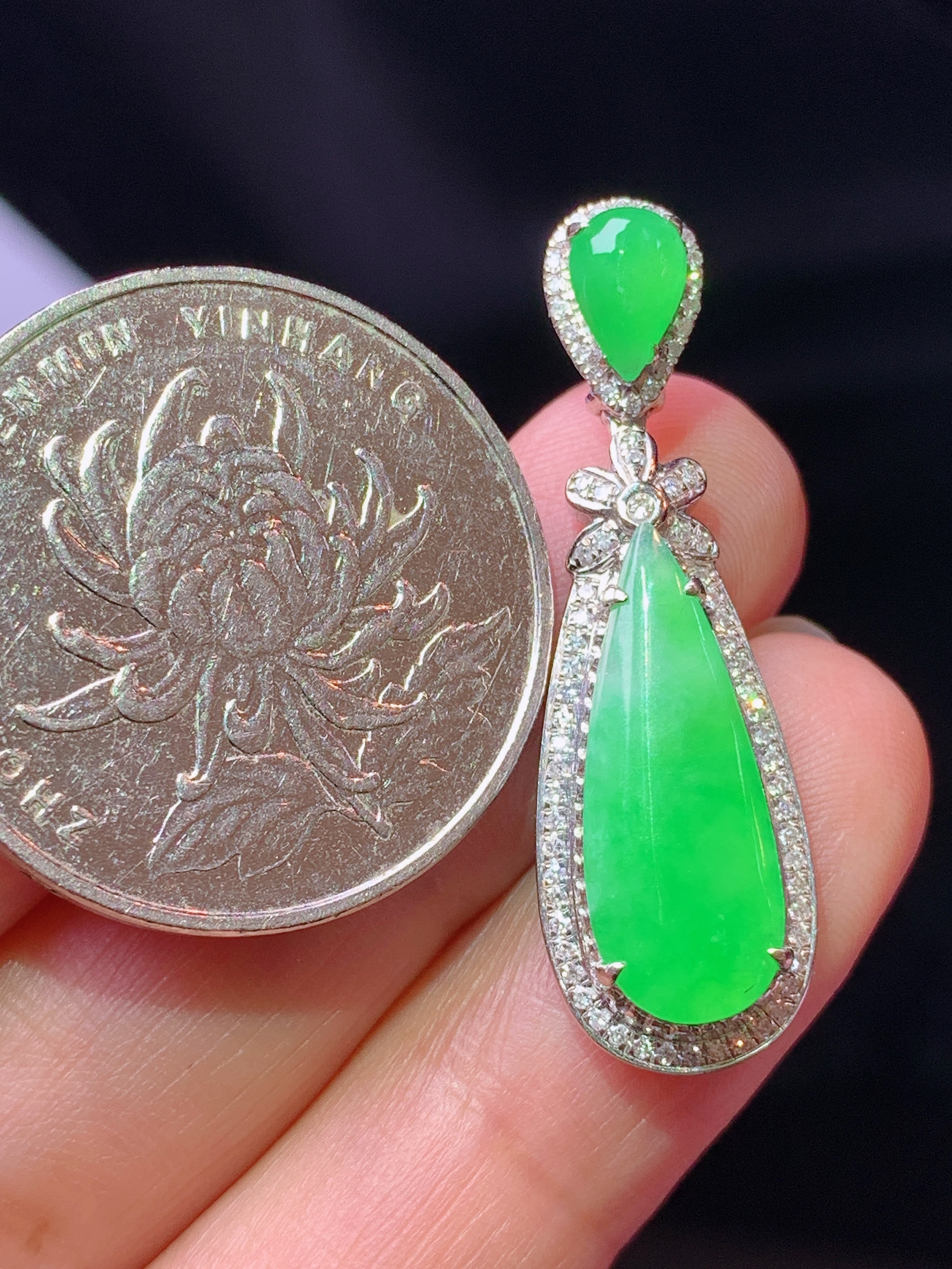 18k金钻镶嵌翠绿水滴吊坠 玉质细腻 色泽艳丽清新 水润亮眼 整体尺寸33.6*10.5*5.8j2