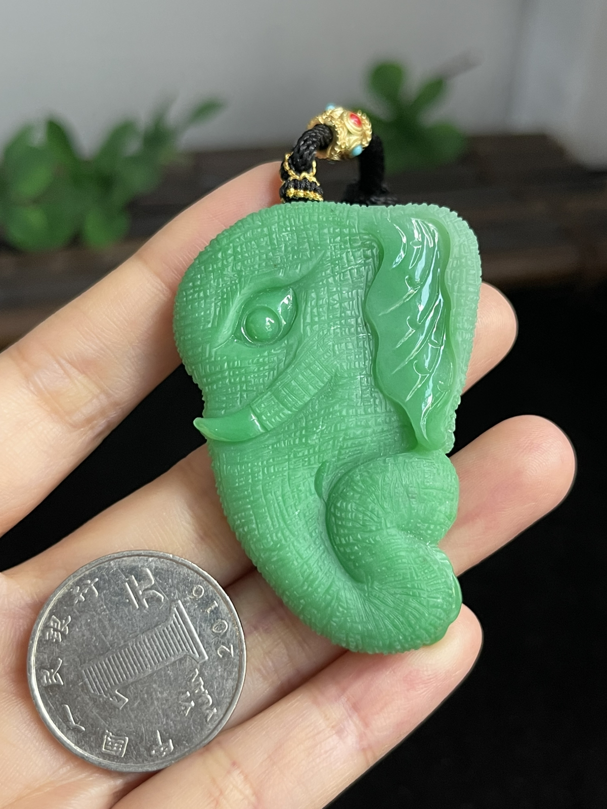 翡翠糯化种绿色吊坠