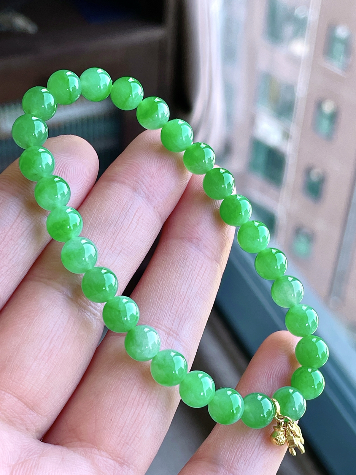 【珠子】高冰阳绿手串圆珠珠子手串
【说明】缅料 18k金镶嵌 性价比高  
【尺寸】6.8mm..