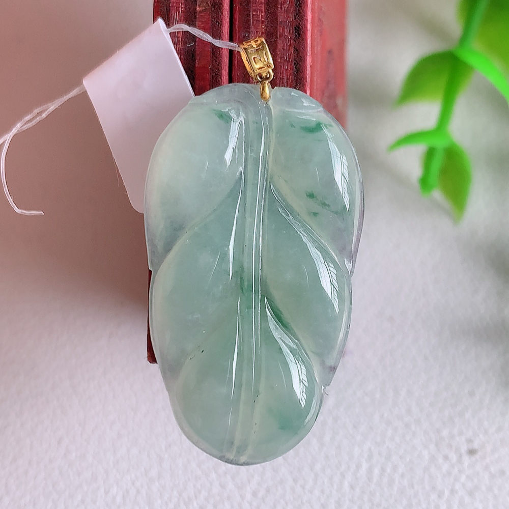 18k金扣冰润飘花金枝玉叶翡翠吊坠  老种起胶感  飘花灵动  寓意“金枝玉叶，大业有成，一夜成名”  饱满大气，水润通透。W49.8 尺寸：31.8-18.8-3.6mm