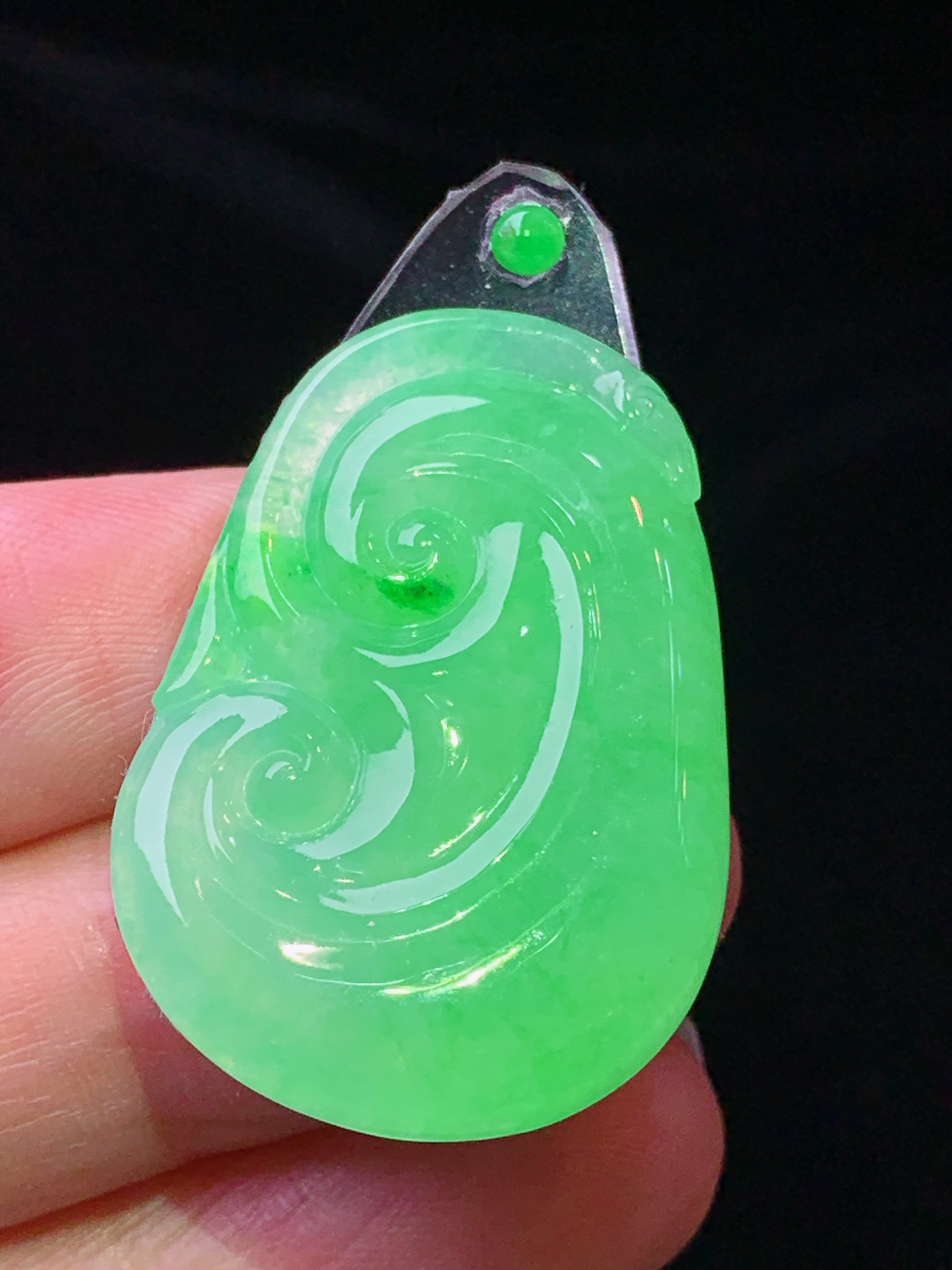 镶嵌款 翠绿如意吊坠 玉质细腻 色泽艳丽清新 水润亮眼 整体尺寸32.3*22.4*4.5*2x