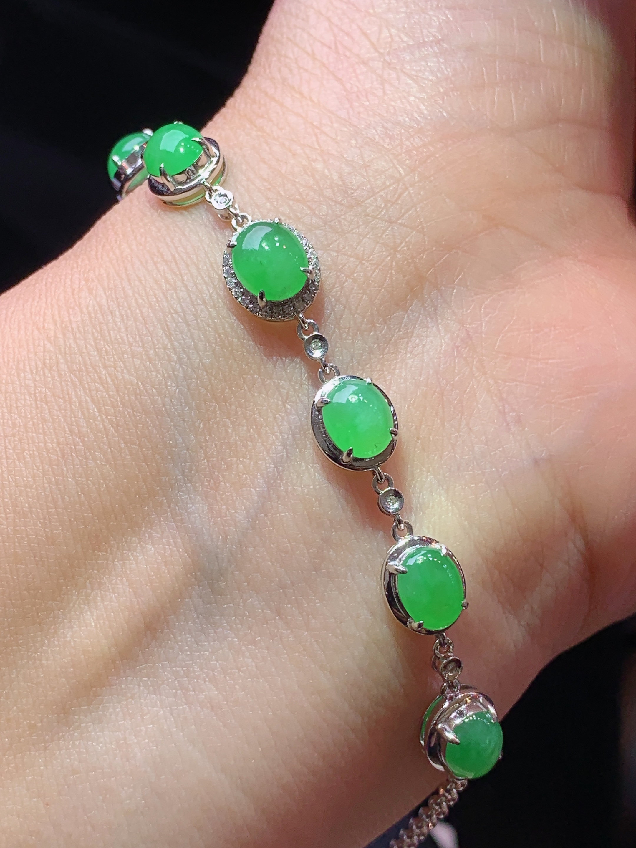 18k金钻镶嵌满绿蛋面手链 玉质细腻 色泽艳丽清新 水润亮眼 整体尺寸160*7.5*5.2b2