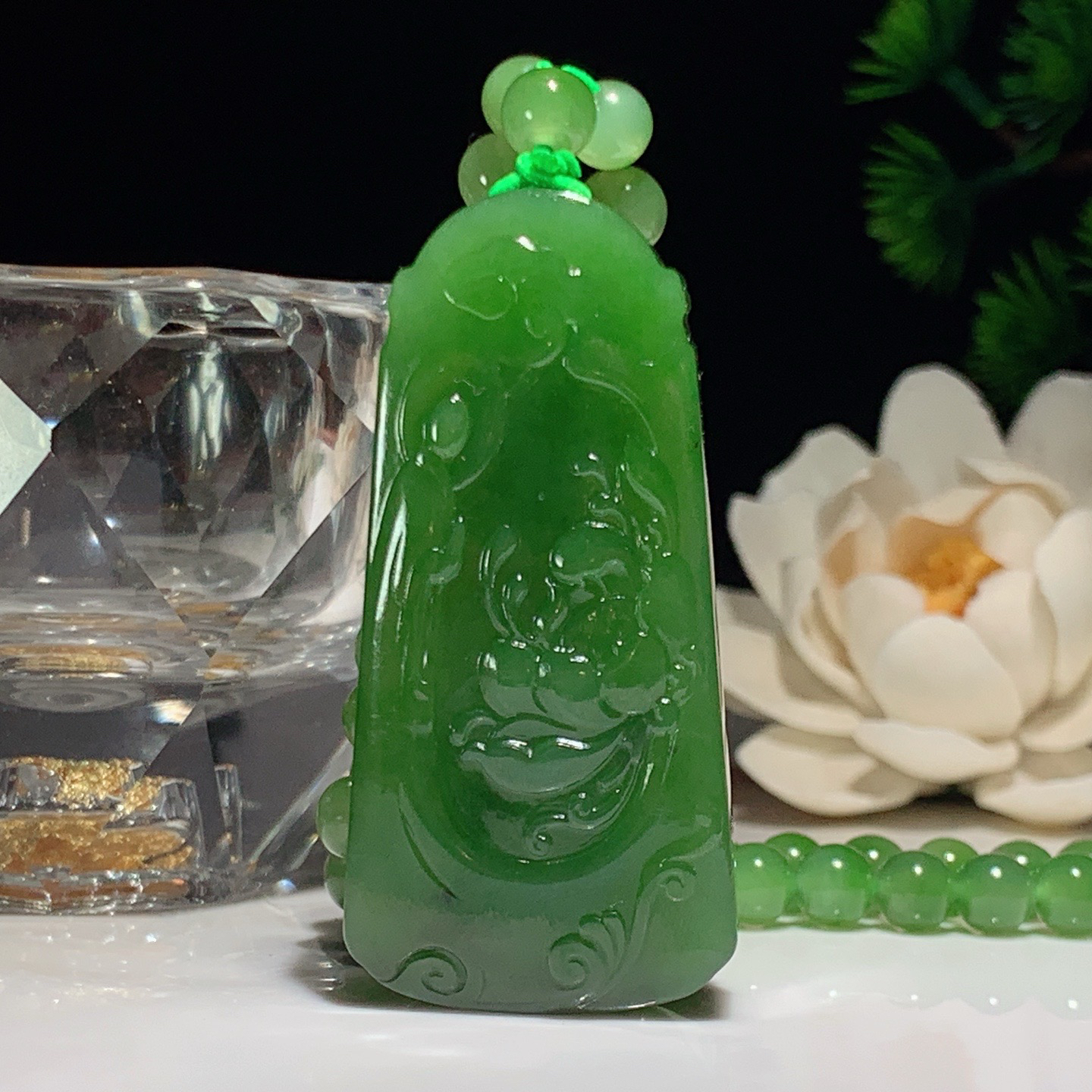 和田玉阳绿俄罗斯碧玉坐莲观音挂件。尺寸52/25/13重74克 玉质细腻油润 底色纯净 脂粉好，品质好。lt260407