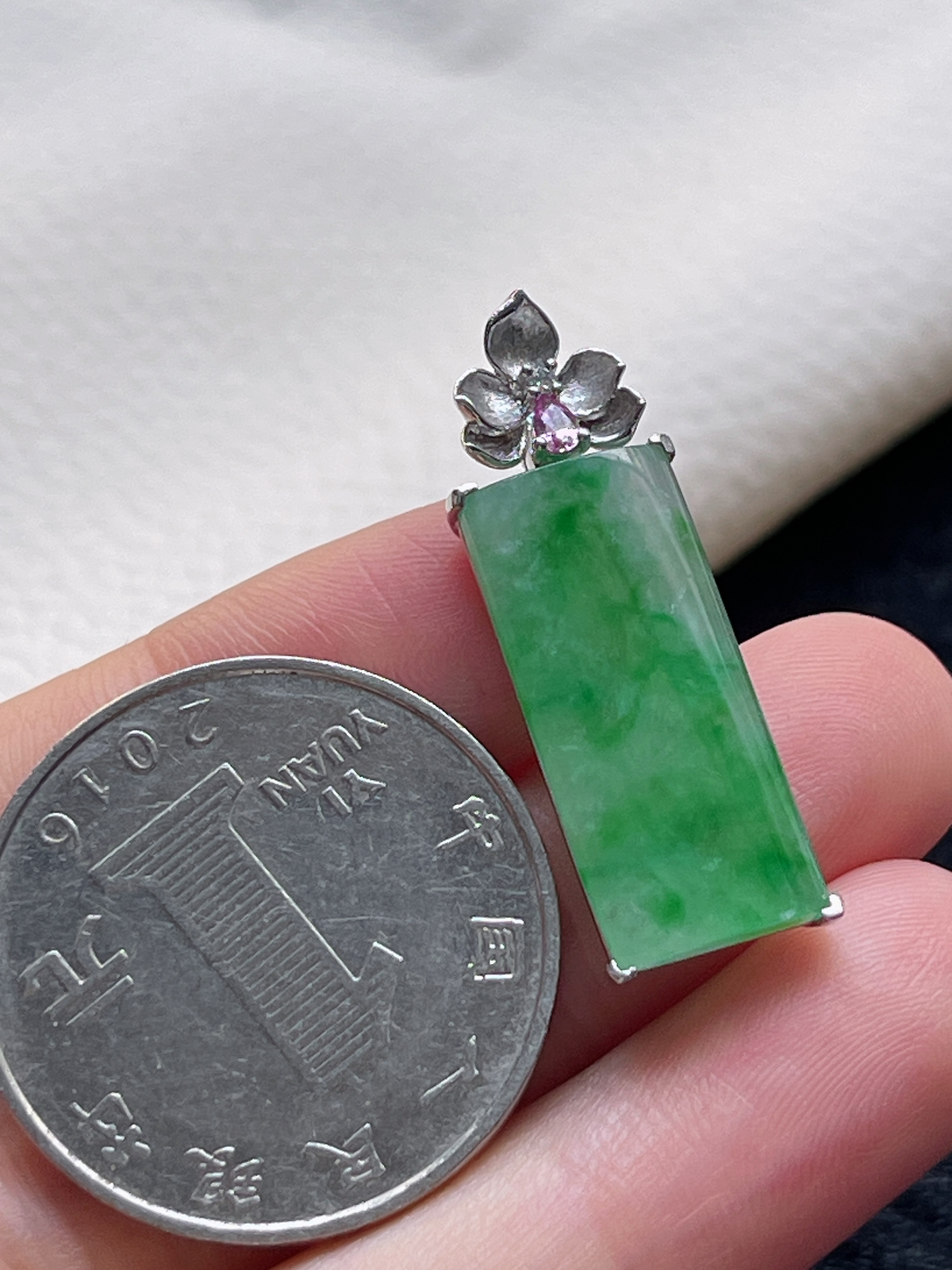 18k金 翡翠冰糯种飘绿无事牌挂件