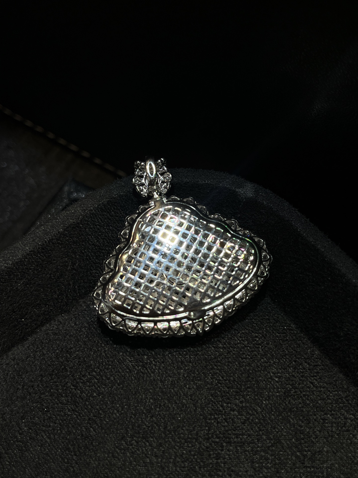 冰种黄翡佛公……
种好色鲜，料子厚装
尺寸看图一
18k金镶嵌.