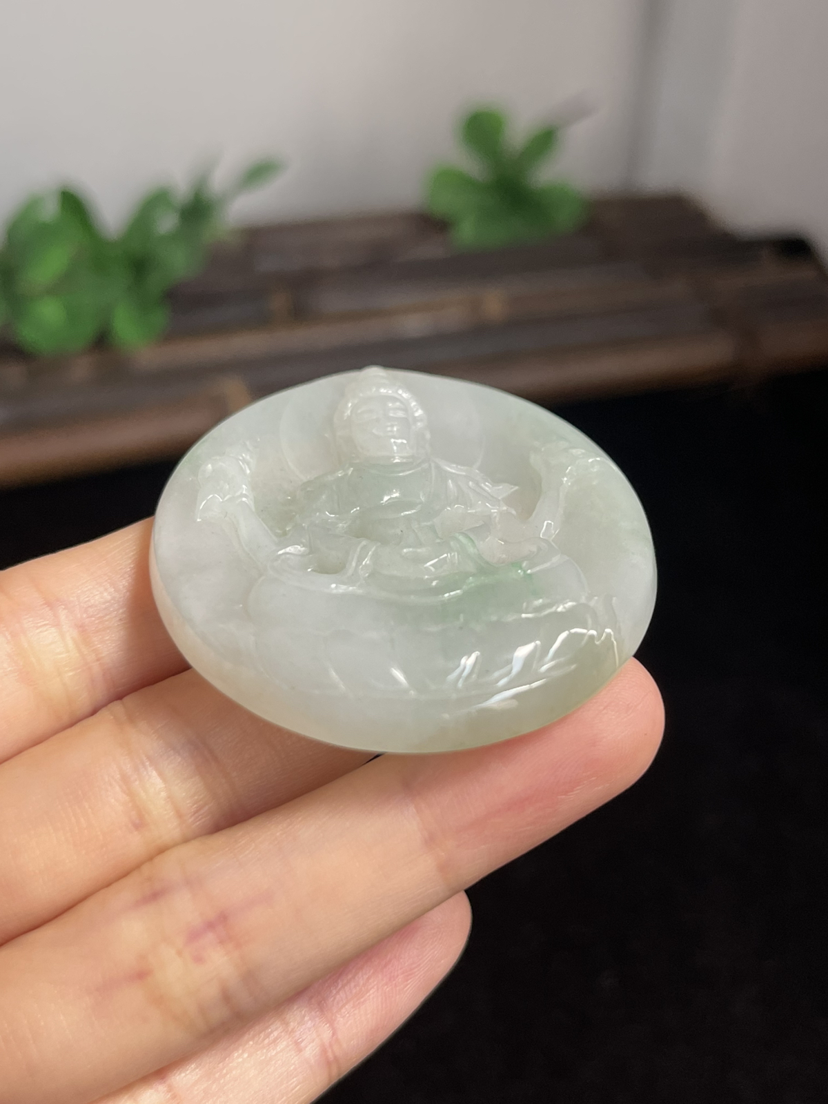 翡翠糯化种淡绿色挂件