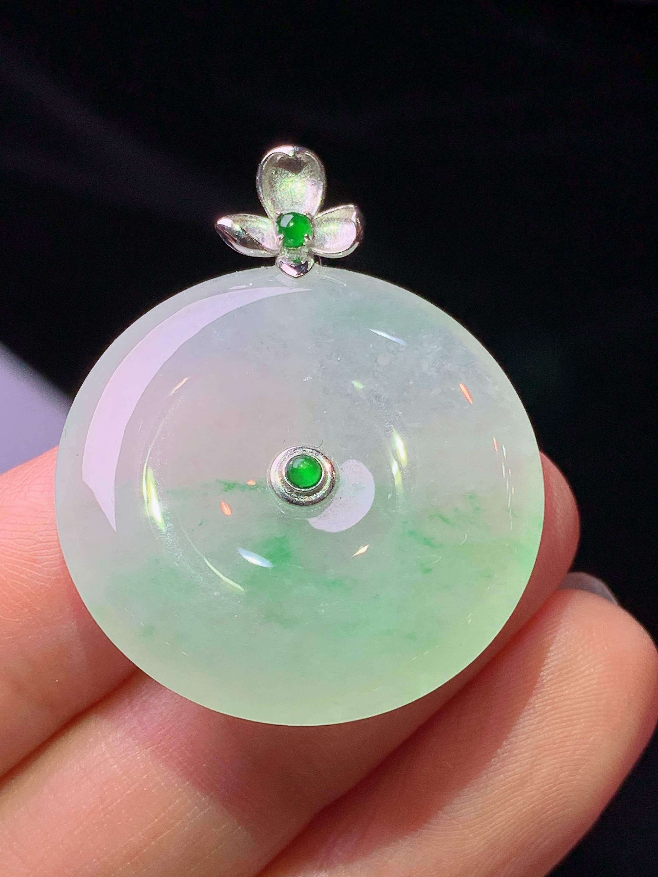 18k金镶嵌冰种飘绿平安扣吊坠 玉质细腻 色泽艳丽清新 水润亮眼 整体尺寸34.5*27.6*5.5L4