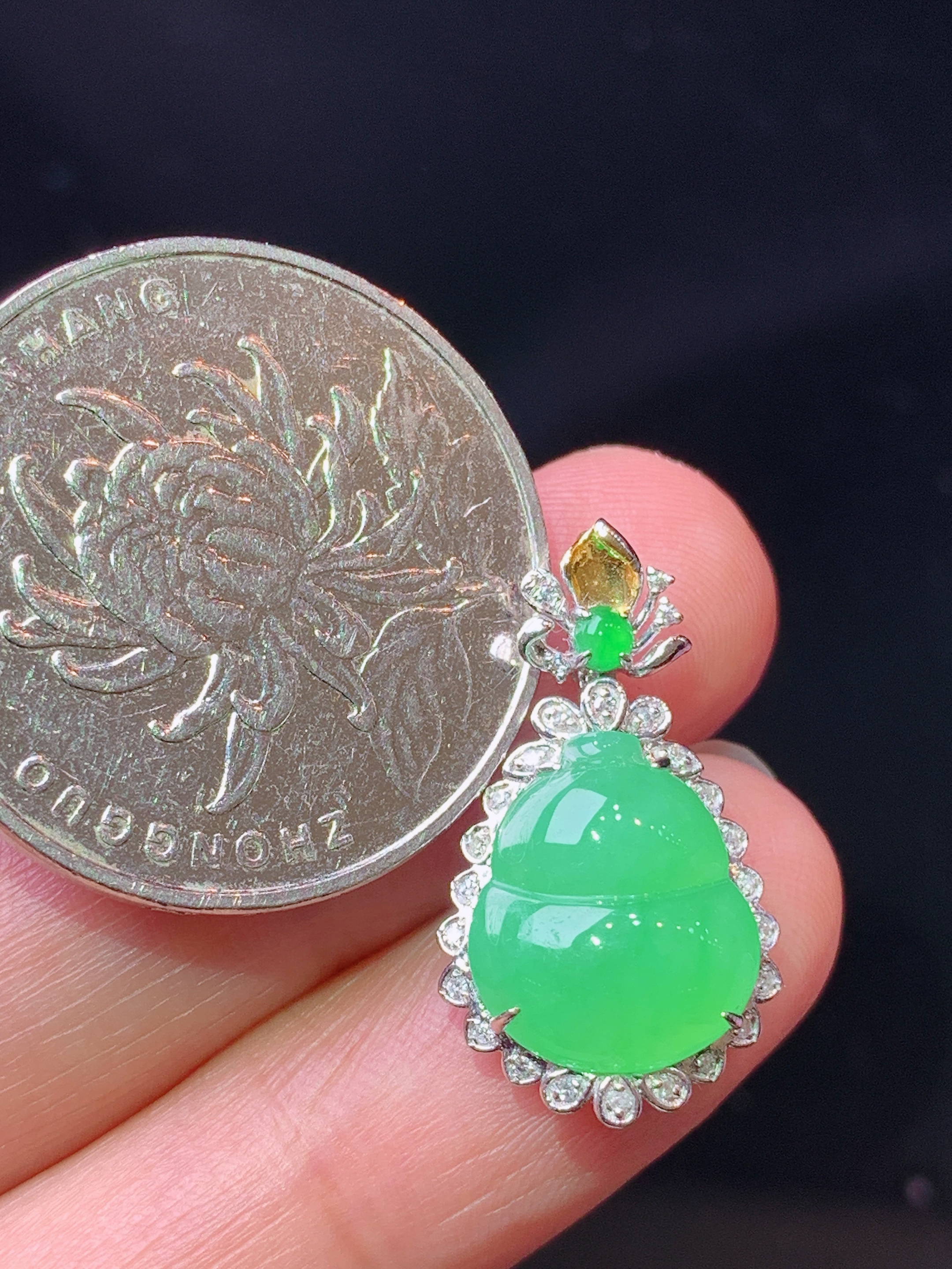 18k金钻镶嵌翠绿葫芦吊坠 玉质细腻 色泽艳丽清新 水润亮眼 整体尺寸22*12.5*7x5