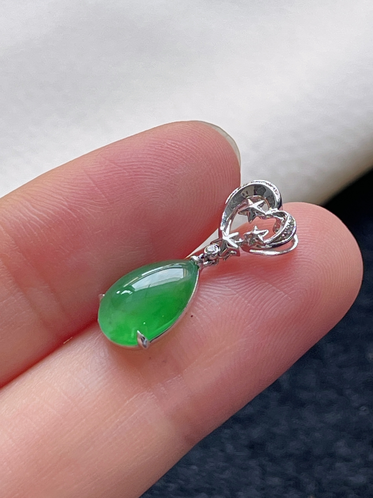 18k金翡翠冰糯种浅绿色飘花挂件