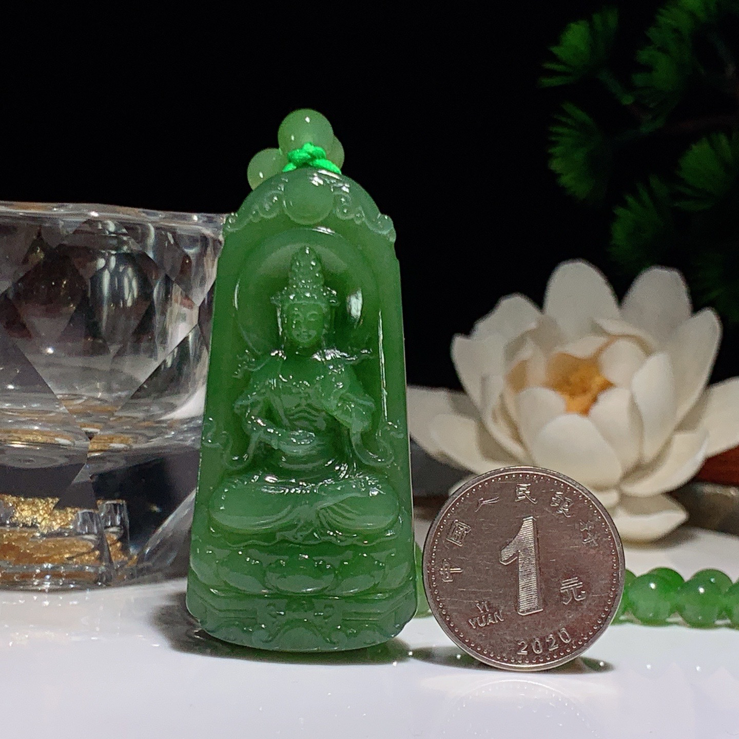和田玉阳绿俄罗斯碧玉坐莲观音挂件。尺寸52/25/13重74克 玉质细腻油润 底色纯净 脂粉好，品质好。lt260407