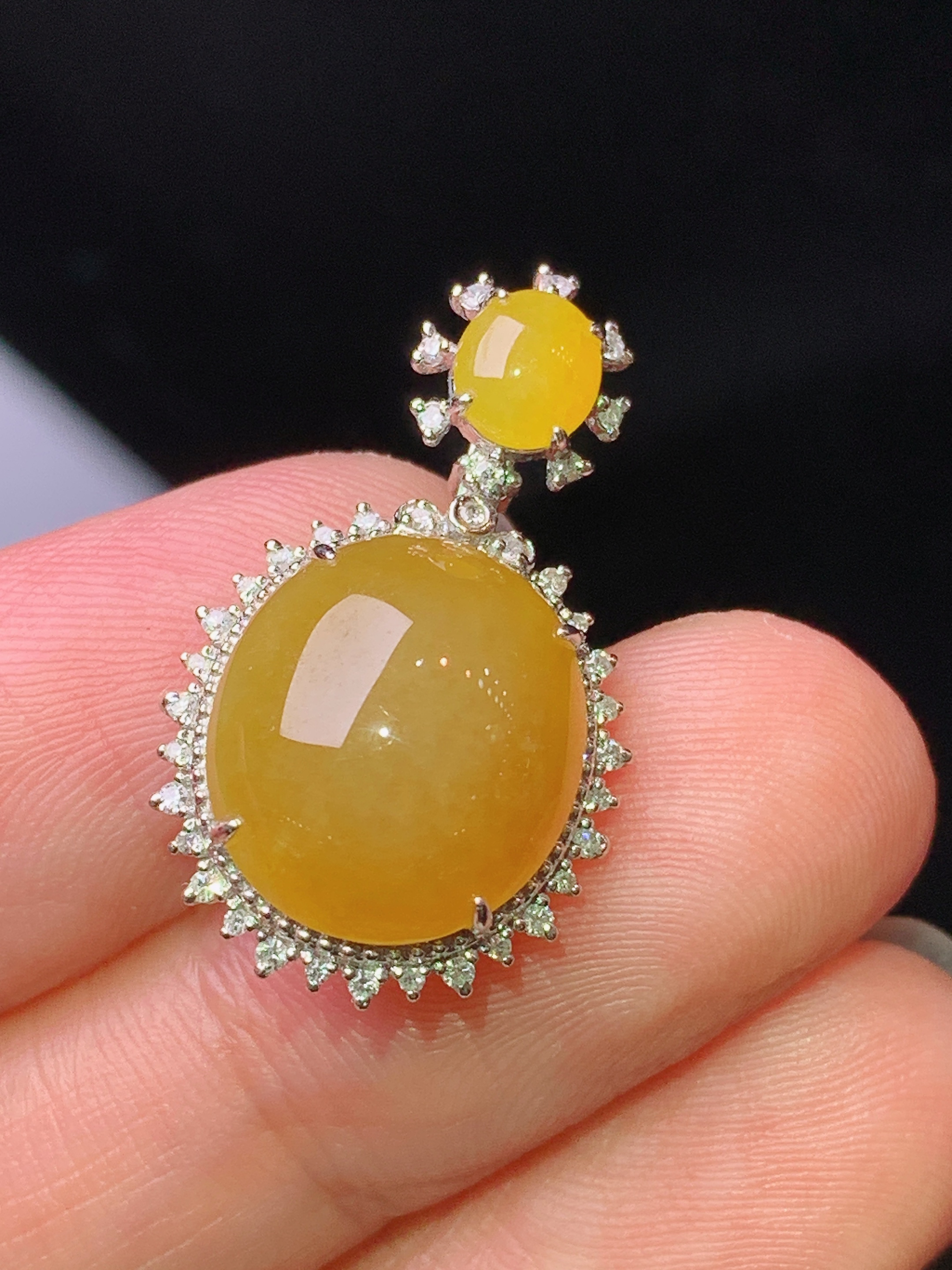 18k金钻镶嵌黄翡蛋面吊坠 玉质细腻 色泽艳丽清新 水润亮眼 整体尺寸24.8*14.6*8x5