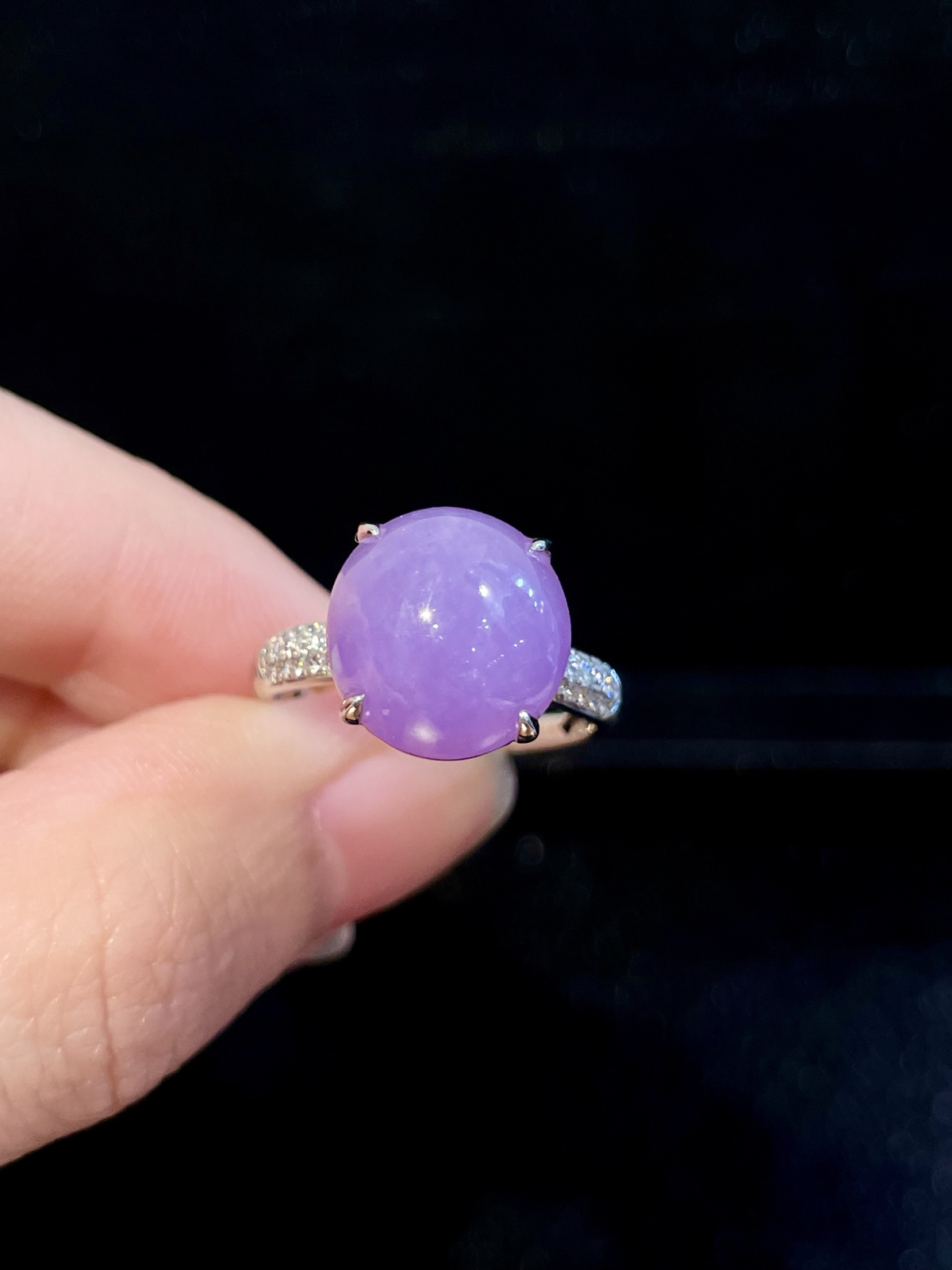 ️ 18K紫罗兰蛋面戒指颜色浓郁漂亮，质地细腻，饱满，简约百搭，上身温柔又贵气尺寸：裸石12*11.3*9.8