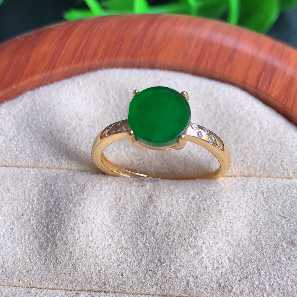 冰满绿翡翠戒指 925银镶嵌  玉质细腻  冰清玉润  飘花灵动  颜色漂亮  W481.8  内径尺寸：17.5-8-4.8mm  裸石尺寸：8mm