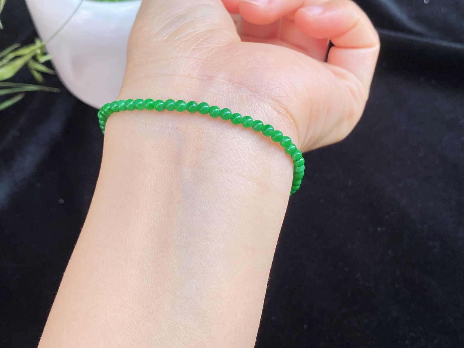 阳绿小米珠手链，色泽鲜亮，质地细腻，光下通透感满满
小巧精致，单戴清新，叠戴更有层次感
日常佩戴超百搭！..