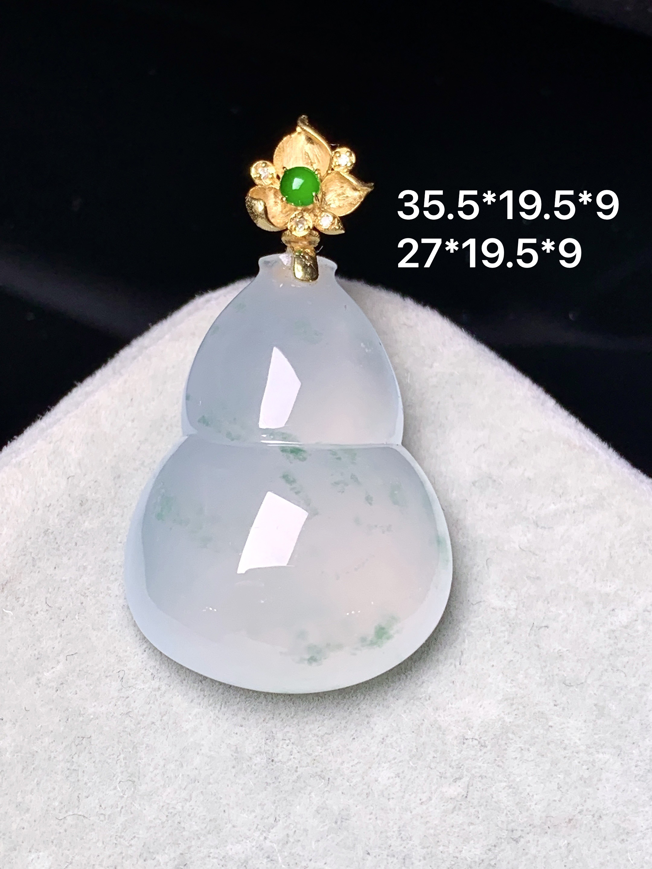 18k金镶嵌冰种葫芦吊坠 玉质细腻 色泽艳丽清新 水润亮眼 整体尺寸35.5*19.5*9*2x
