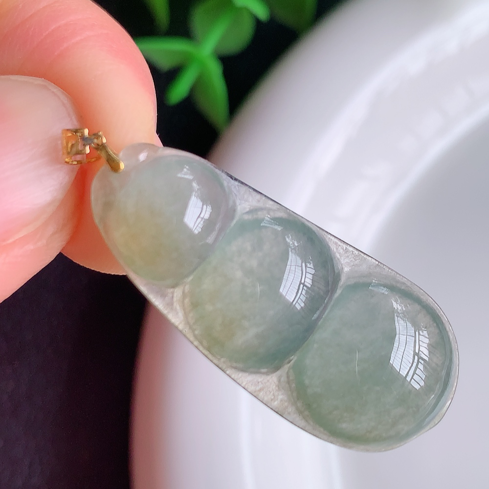 冰润飘黄翡福豆翡翠挂件，老种飘花  冰清玉洁  胶感十足  寓意“四季平安，福气满满”颜色鲜艳，清新自然，饱满通透   W49.8  尺寸：32.2-14-5mm