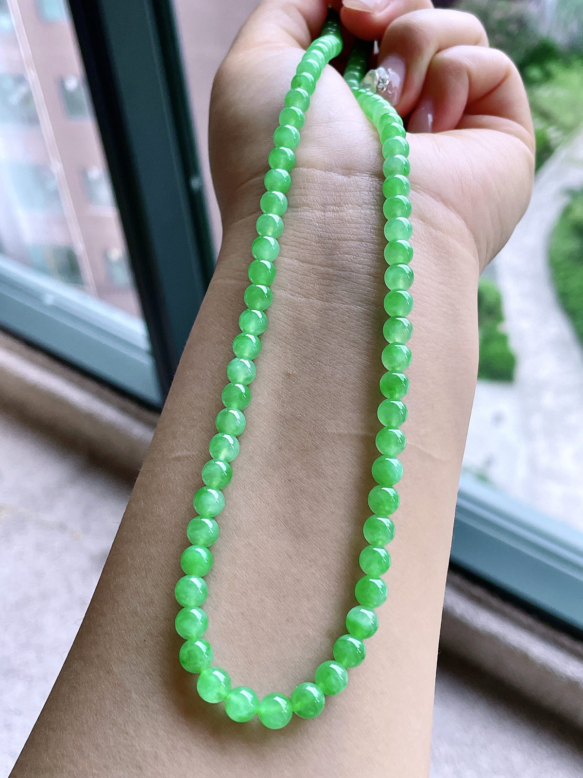 【珠子】冰阳绿珠链圆珠珠子珠链
【说明】缅料 性价比高  
【尺寸】5.8mm，31cm.