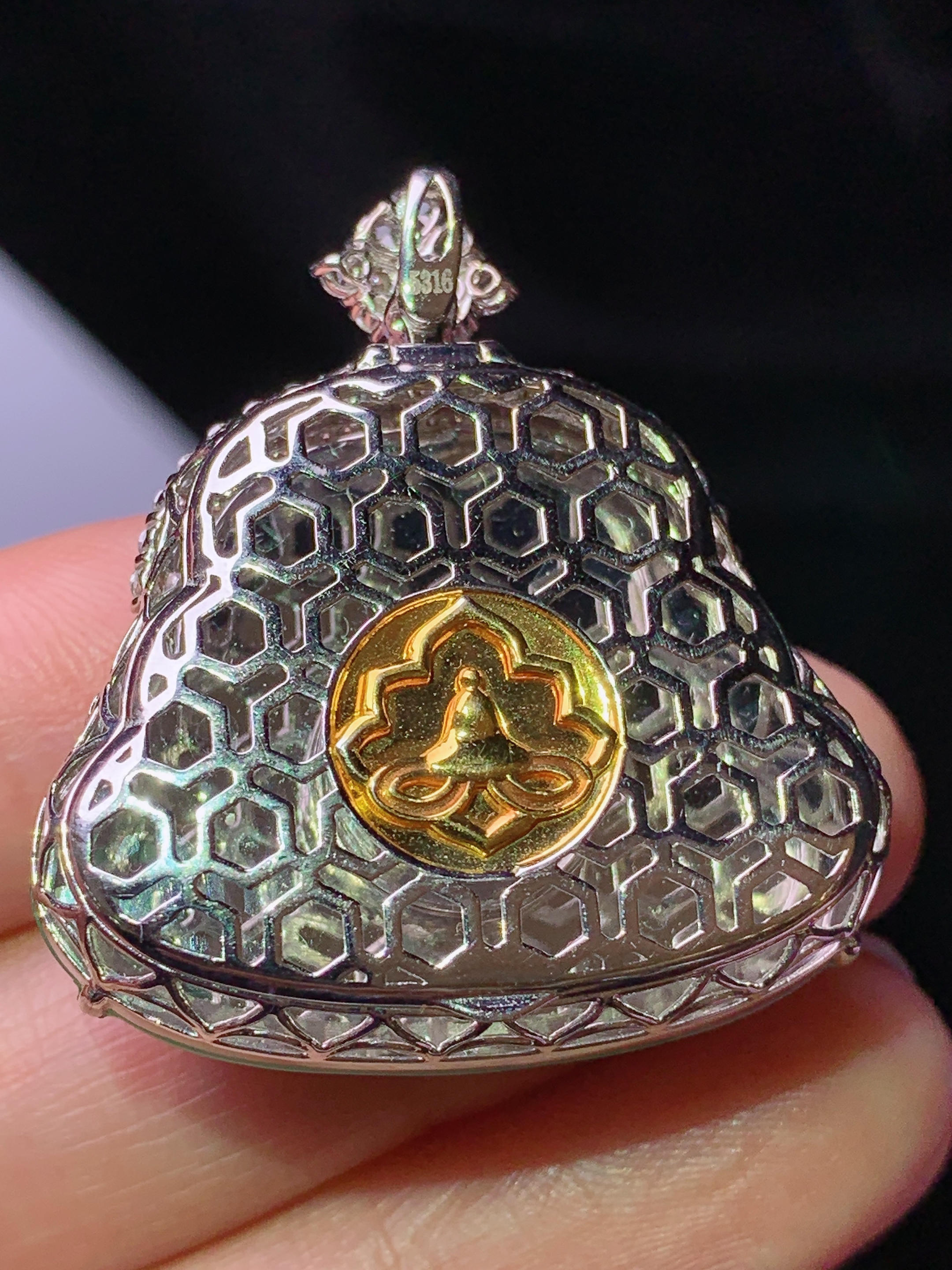 18k金钻镶嵌飘绿佛公吊坠 玉质细腻 色泽艳丽清新 水润亮眼 整体尺寸34*31*11.8j2