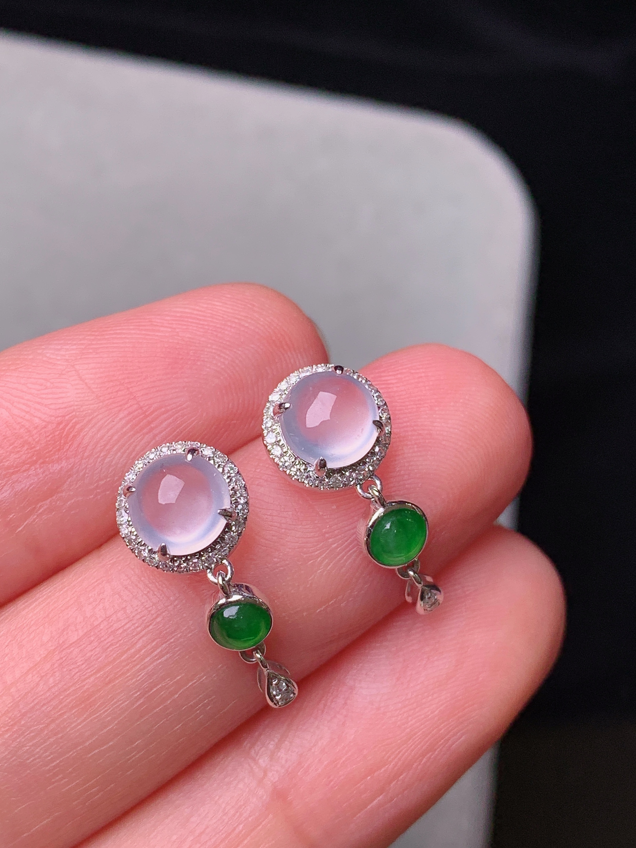 18k金钻镶嵌冰种耳钉 玉质细腻 色泽艳丽清新 水润亮眼 整体尺寸18*7.6*4.5b2