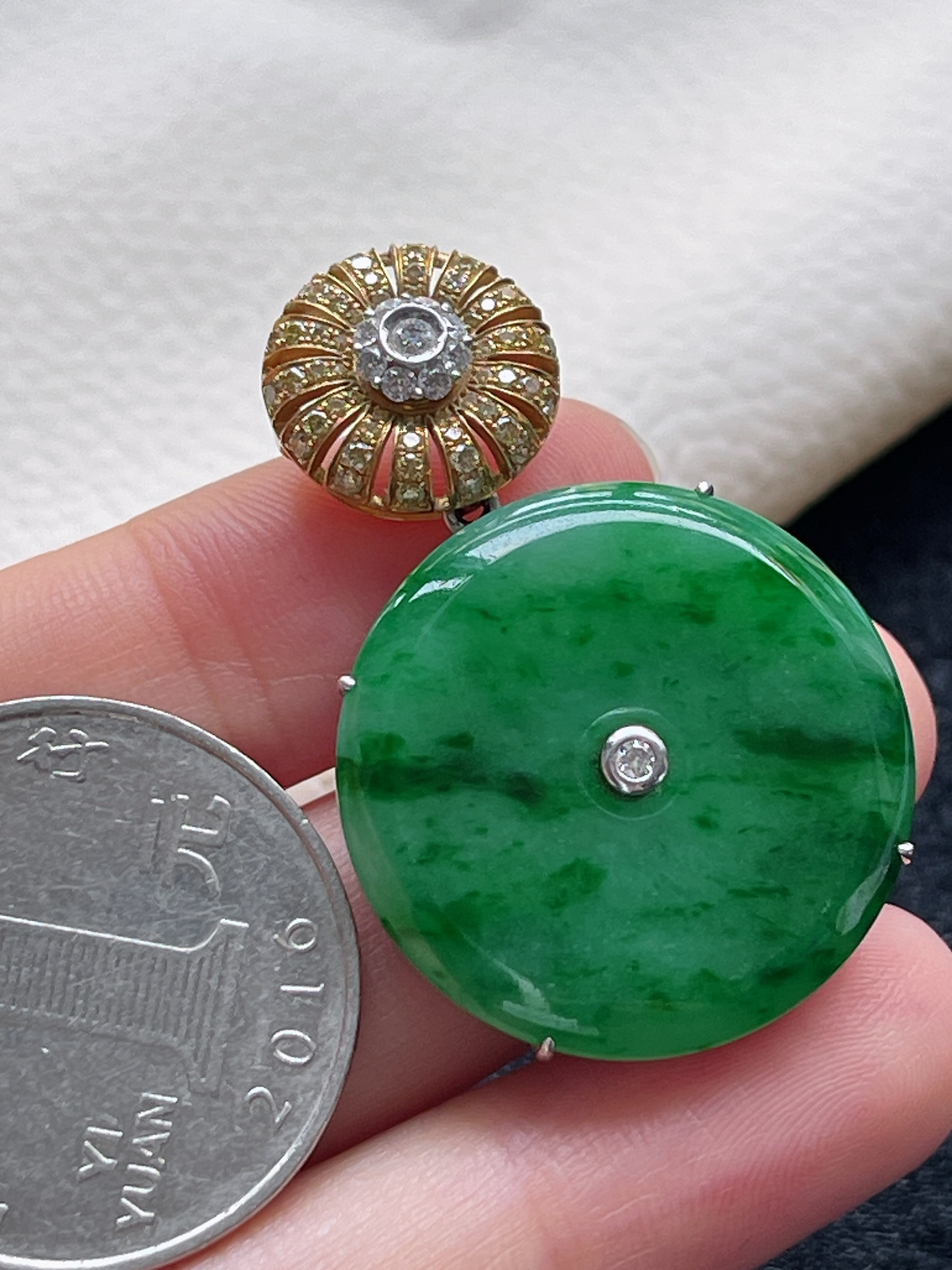 18k金豪镶 翡翠冰糯种浅绿色平安扣