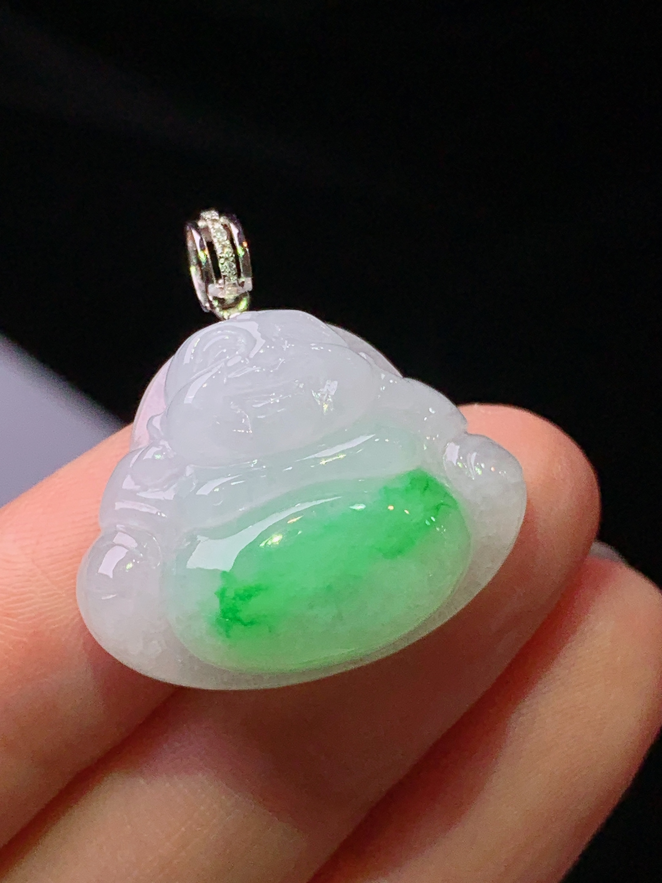 18k金镶嵌飘绿佛公吊坠 玉质细腻 色泽艳丽清新 水润亮眼 整体尺寸26.7*25.3*8.5L4
