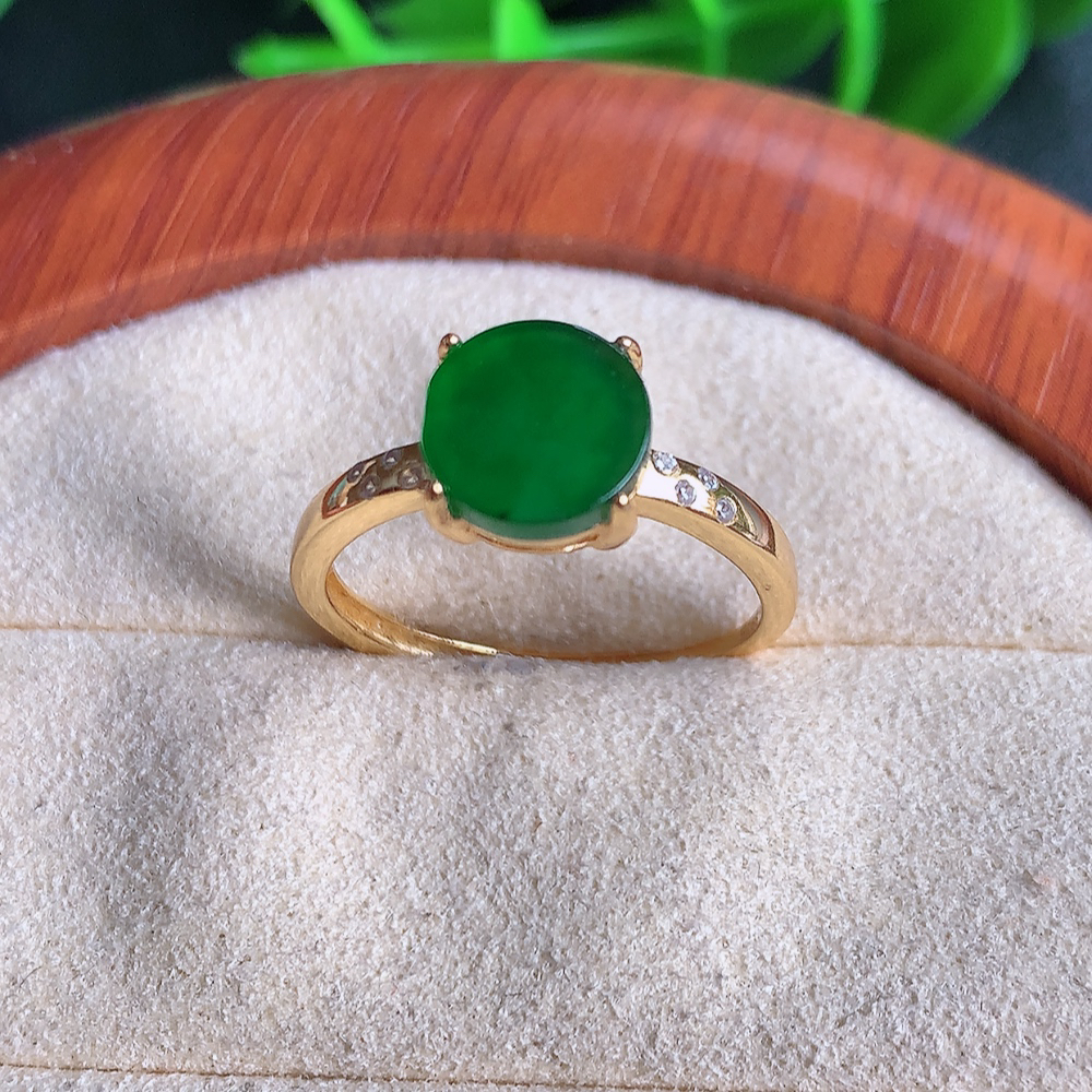 冰满绿翡翠戒指 925银镶嵌  玉质细腻  冰清玉润  飘花灵动  颜色漂亮  W481.8  内径尺寸：17.5-8-4.8mm  裸石尺寸：8mm