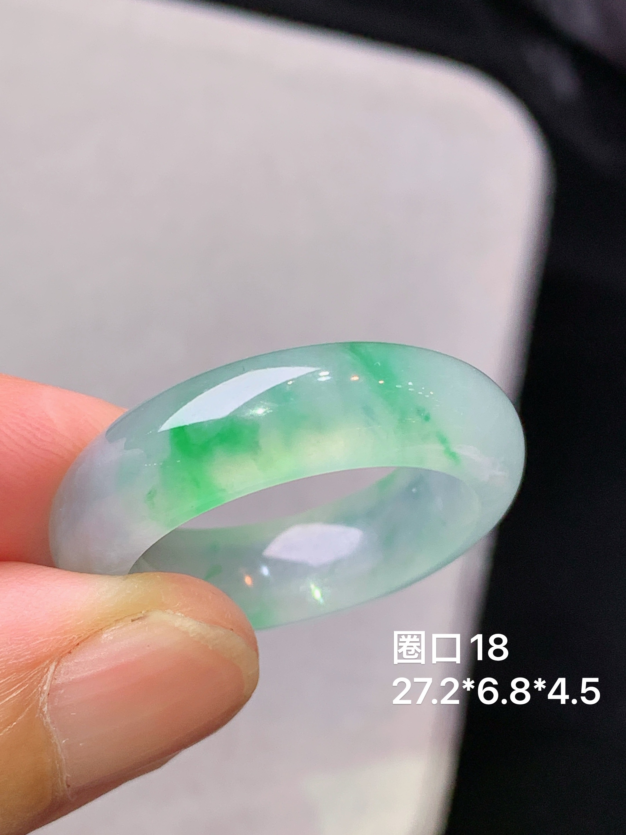 飘绿指环 玉质细腻 色泽艳丽清新 水润亮眼 圈口18 整体尺寸27.2*6.8*4.5 j3