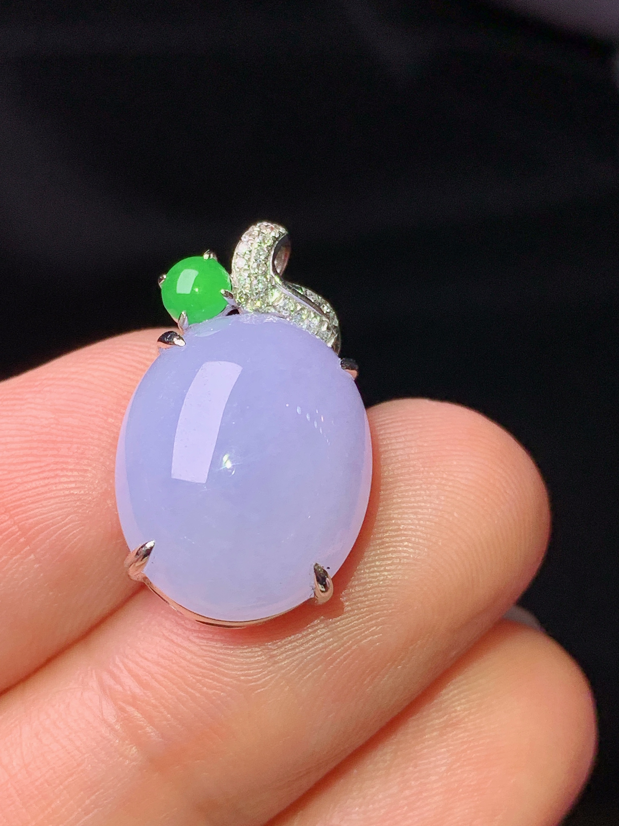 18k金钻镶嵌紫罗兰吊坠 玉质细腻 色泽艳丽清新 水润亮眼 整体尺寸20.6*12.3*8