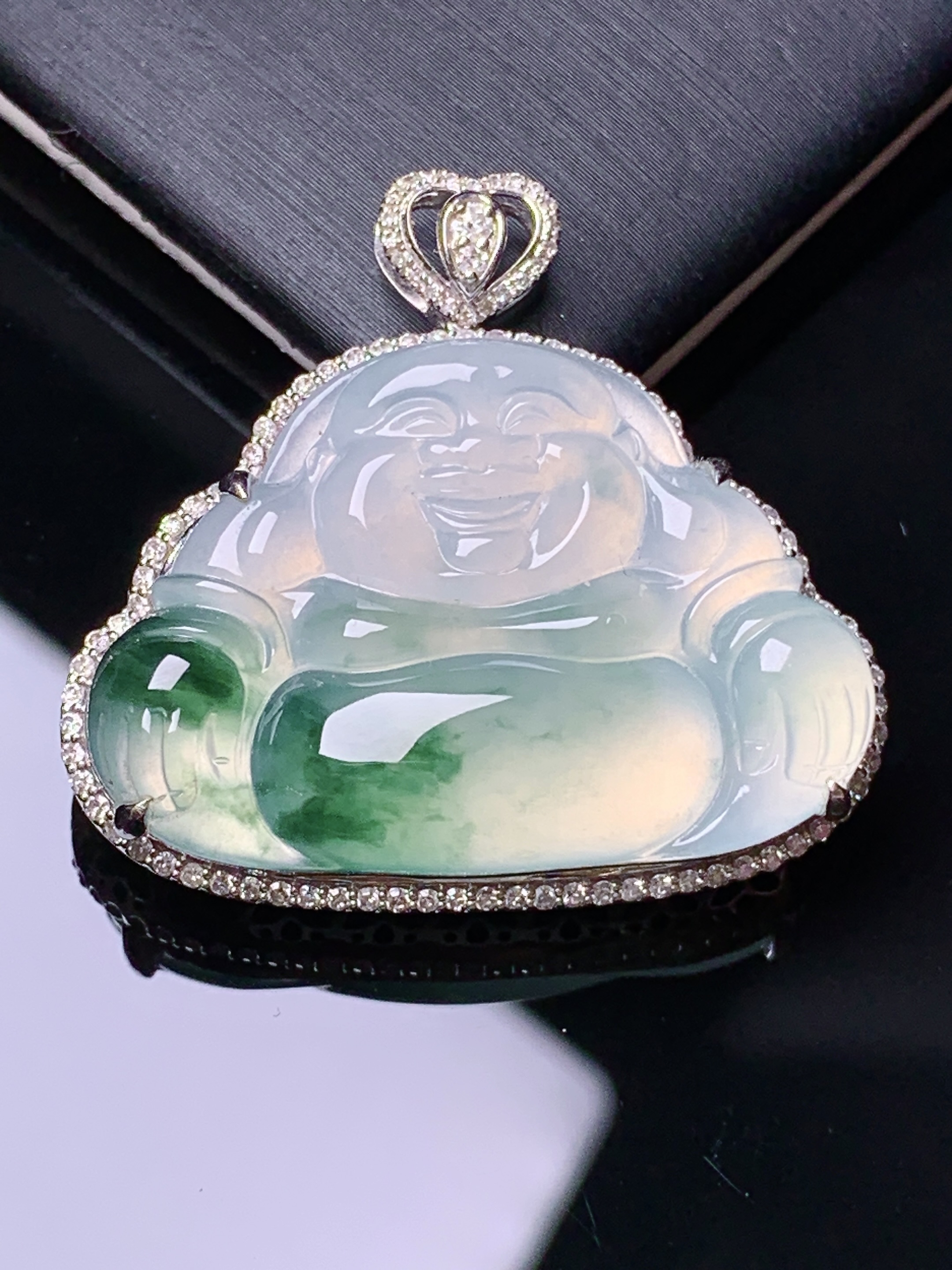 18k金钻镶嵌冰种飘绿佛公吊坠 玉质细腻 色泽艳丽清新 水润亮眼 整体尺寸29*32*8.6y4