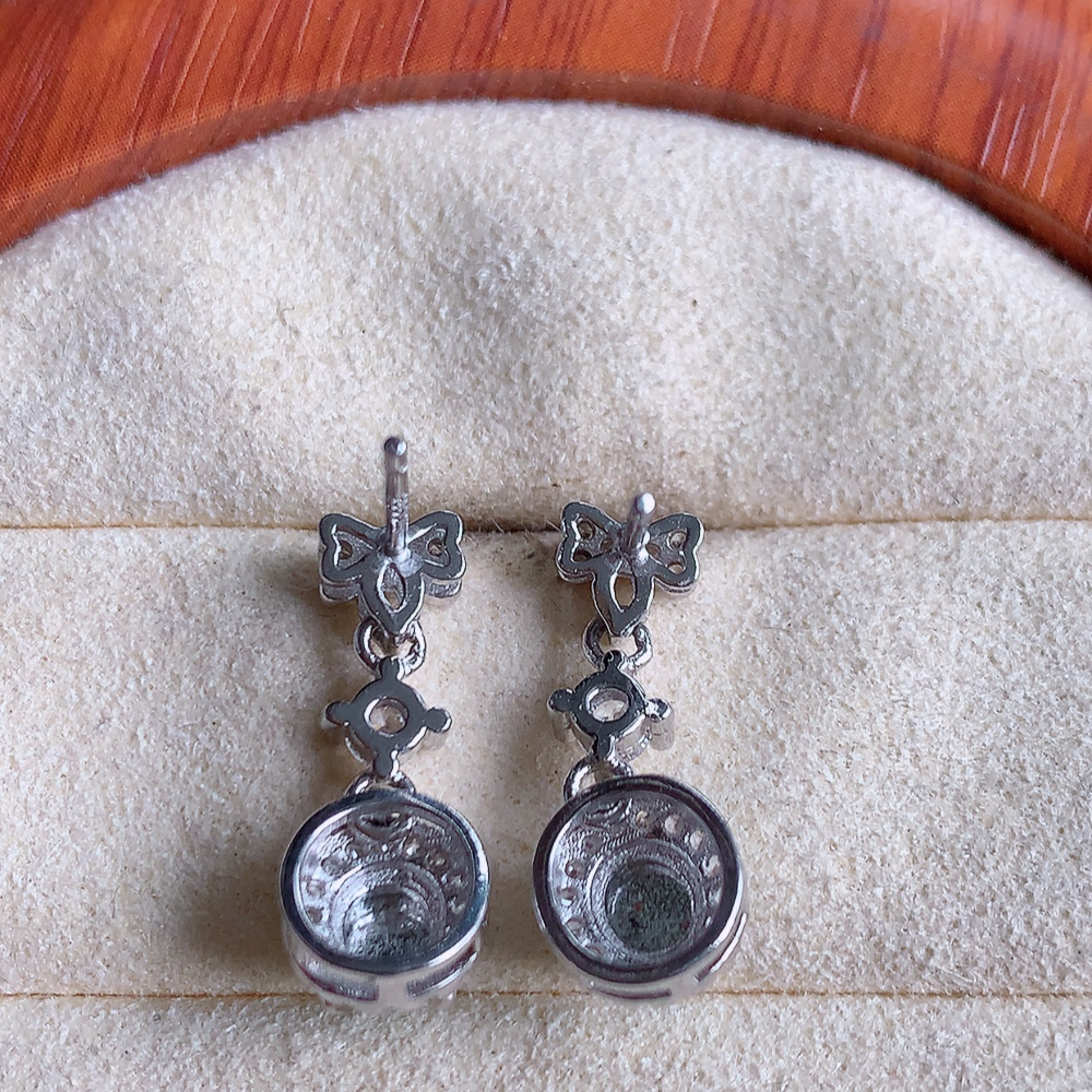 冰满绿翡翠925银镶嵌耳钉，自然光实拍，翠色灵动，颜色漂亮，种老水足，品相佳，佩戴佳品！W502.8  取一整体尺寸：19.5-7.3-5.8mm  裸石尺寸：4.8mm