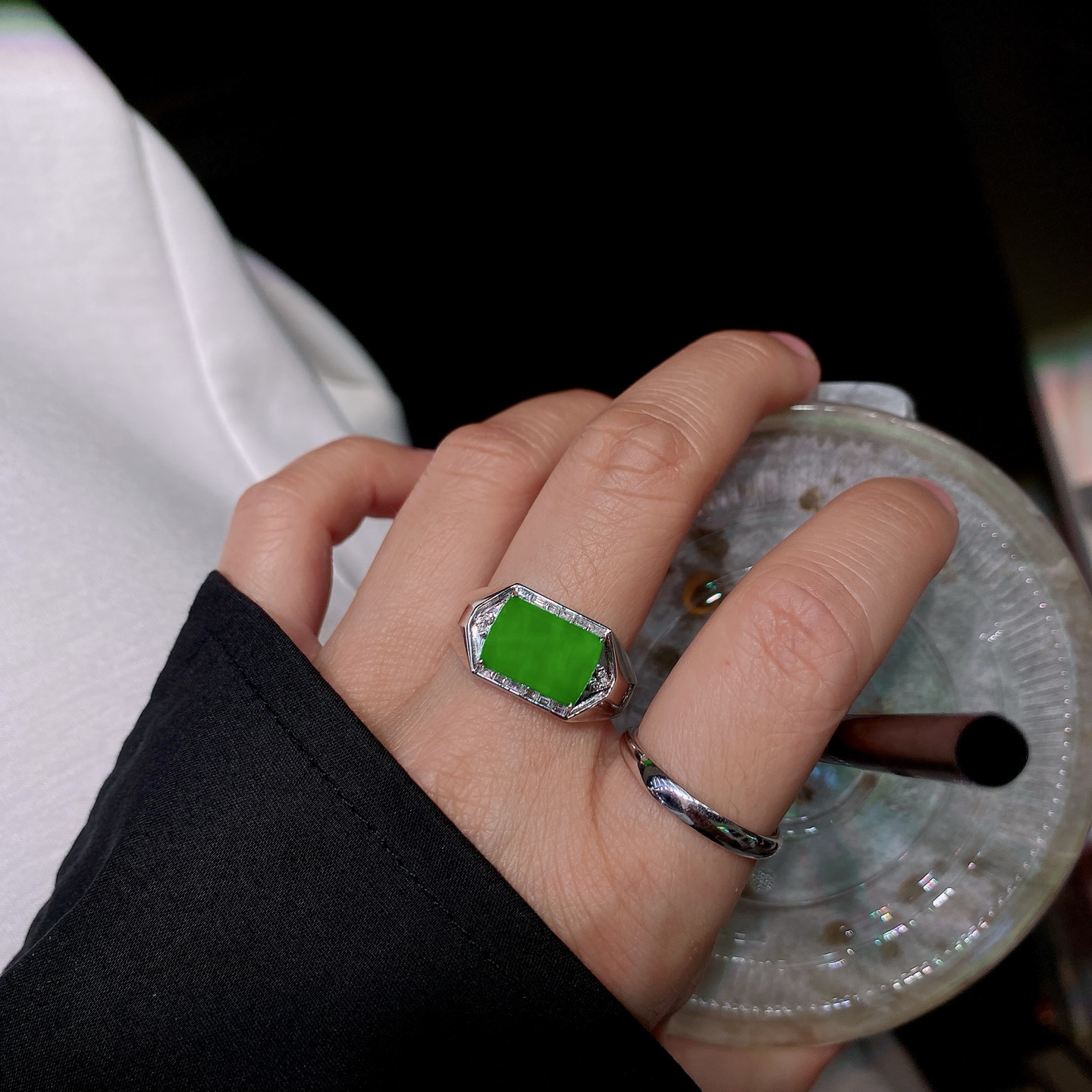 冰阳绿马鞍戒 
冰透种好 色阳色辣
18K金镶嵌 高性价比