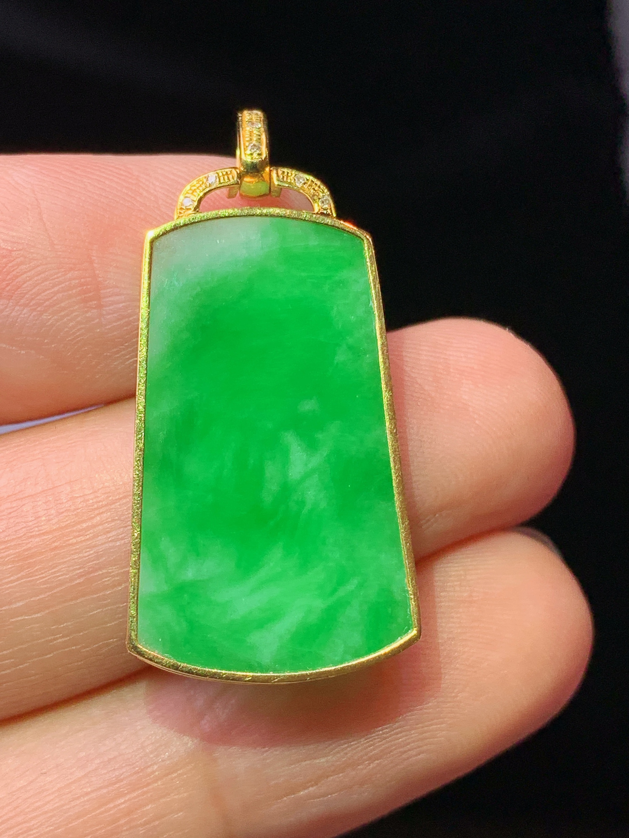 18k金钻镶嵌翠绿无事牌吊坠 玉质细腻 色泽艳丽清新 水润亮眼 整体尺寸32.3*15.5*2.8L