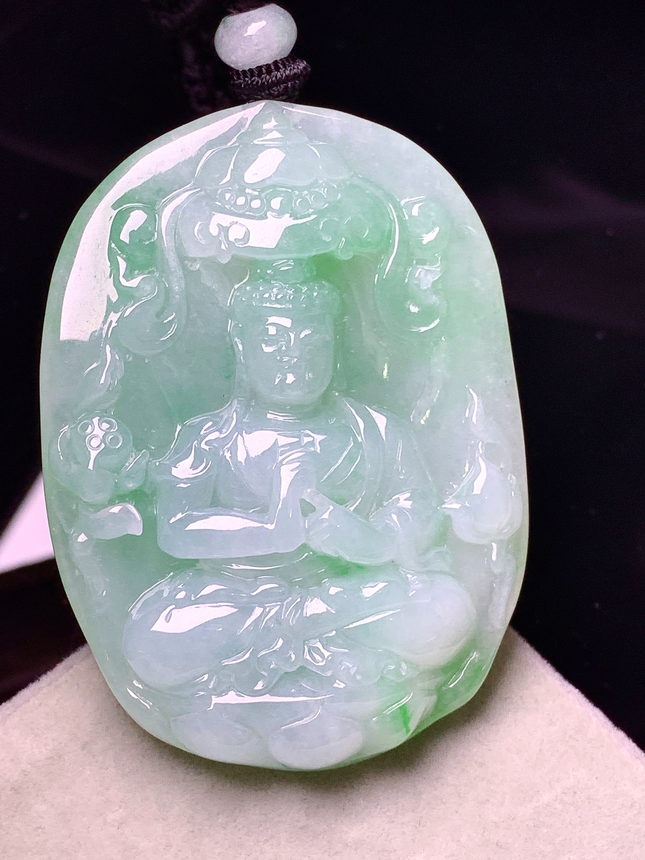 飘绿观音菩萨吊坠 玉质细腻 色泽艳丽清新 水润亮眼 整体尺寸53.5*39.3*10.2w1