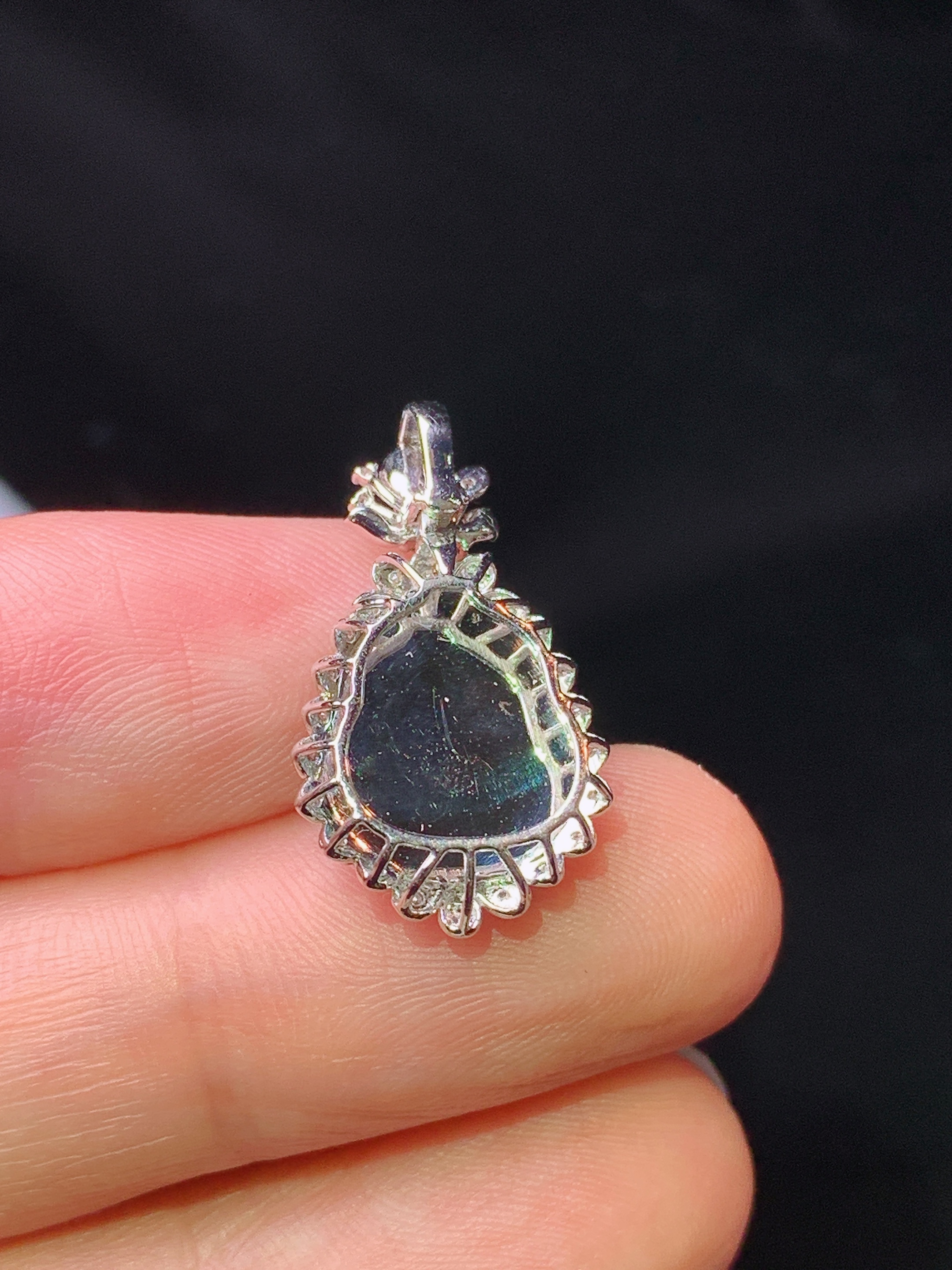 18k金钻镶嵌翠绿葫芦吊坠 玉质细腻 色泽艳丽清新 水润亮眼 整体尺寸22*12.5*7x5