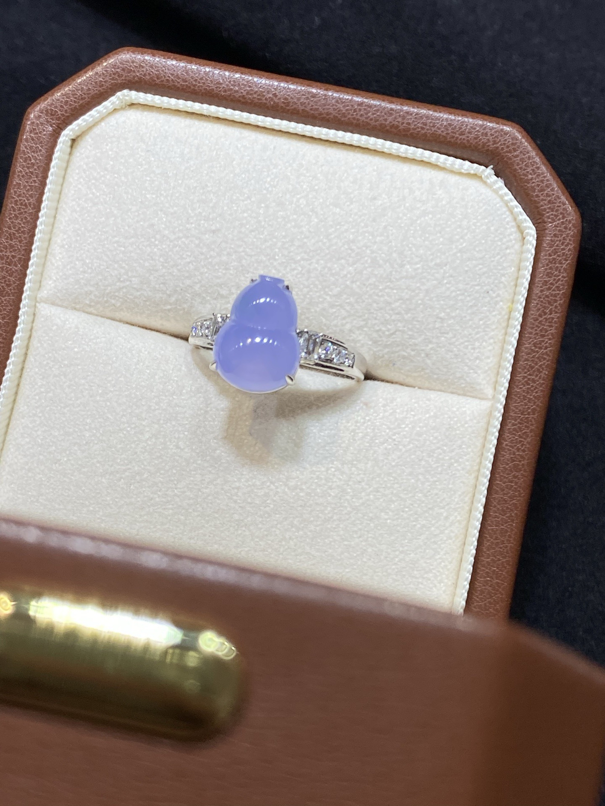 高冰 仙紫 葫芦 简镶 戒指 18k

整体尺寸11.6-8.5-7.4