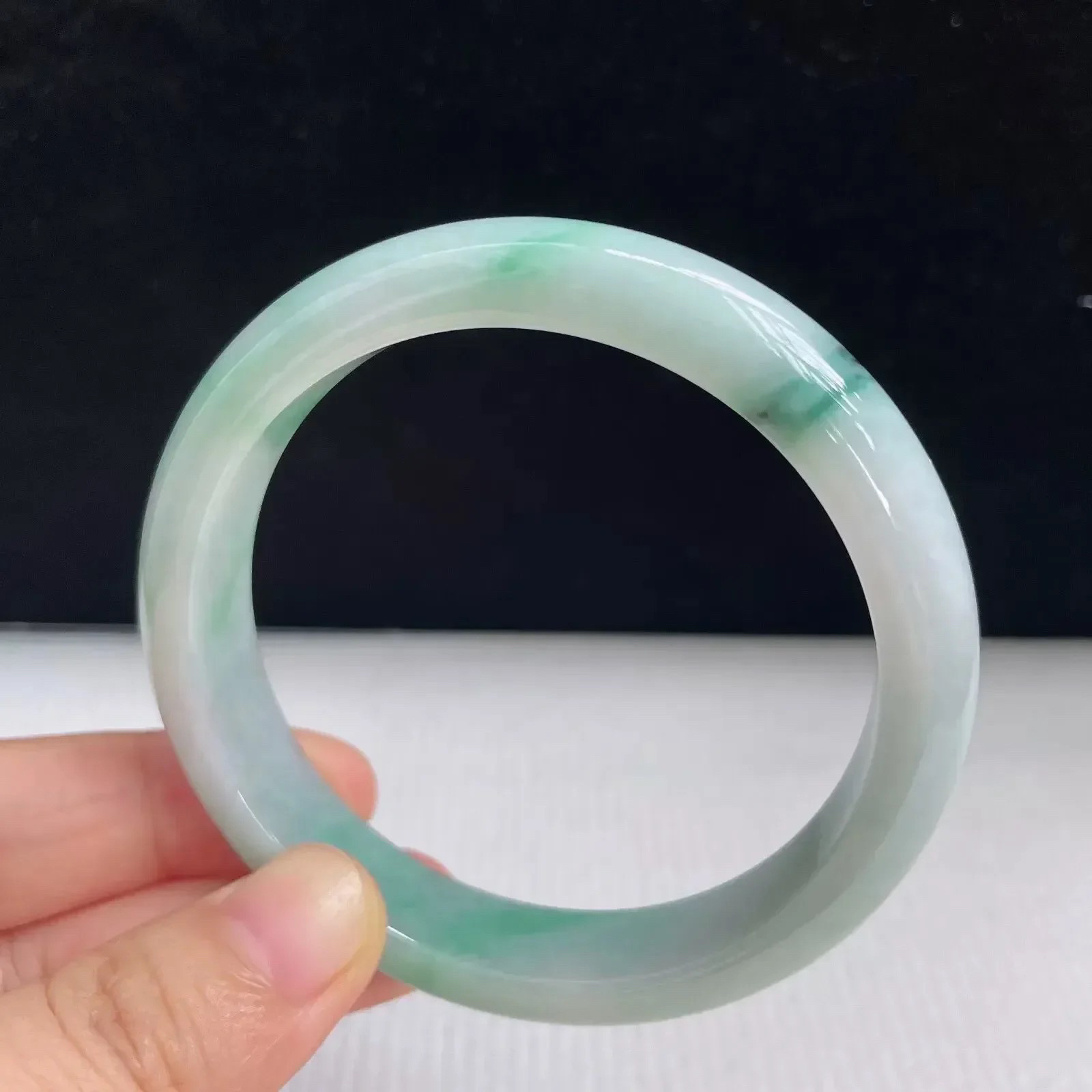 55mm自然光拍摄天然翡翠A货飘绿好种水正圈手镯 43.34克