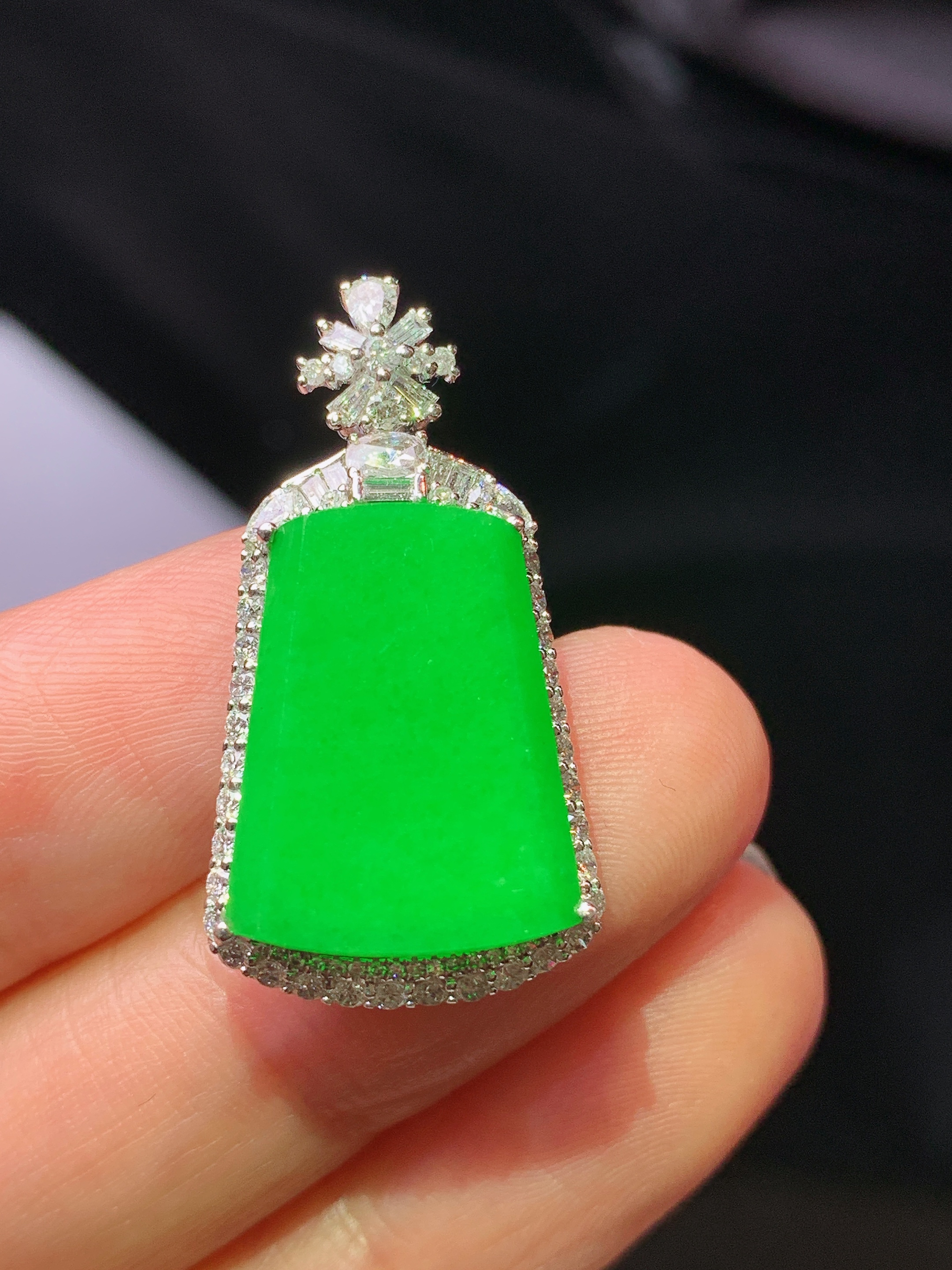 18k金钻镶嵌满绿无事牌吊坠 玉质细腻 色泽艳丽清新 水润亮眼 整体尺寸28.8*15.5*6.8m3