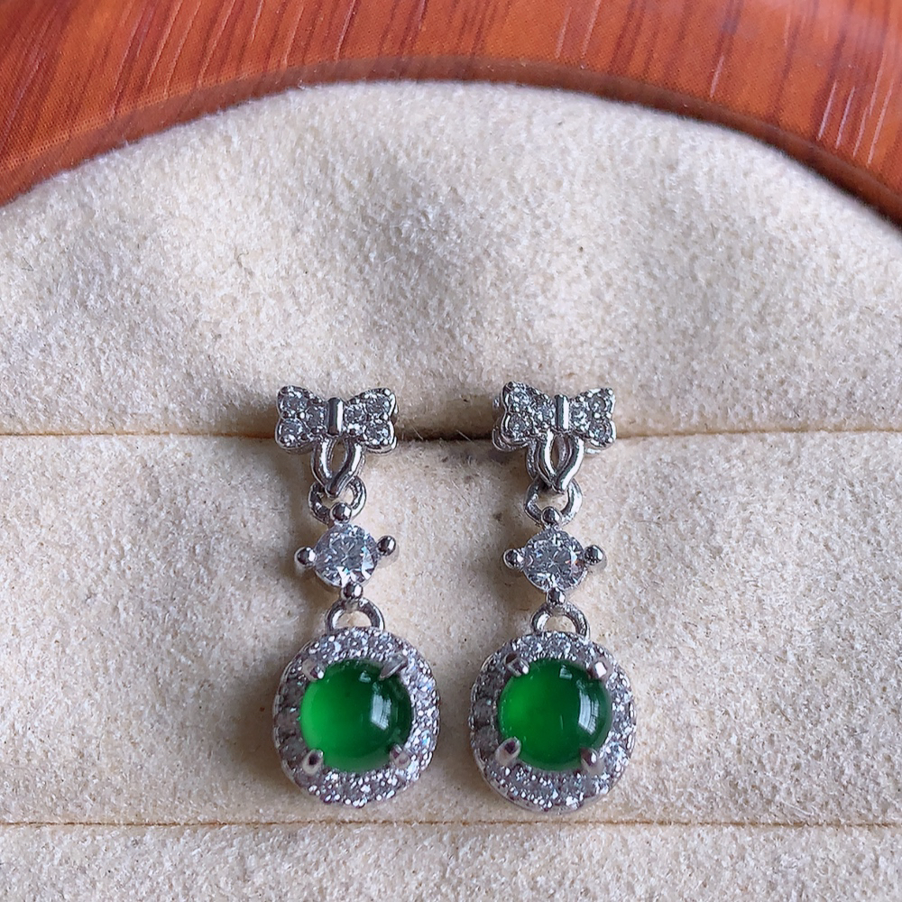 冰满绿翡翠925银镶嵌耳钉，自然光实拍，翠色灵动，颜色漂亮，种老水足，品相佳，佩戴佳品！W502.8  取一整体尺寸：19.5-7.3-5.8mm  裸石尺寸：4.8mm