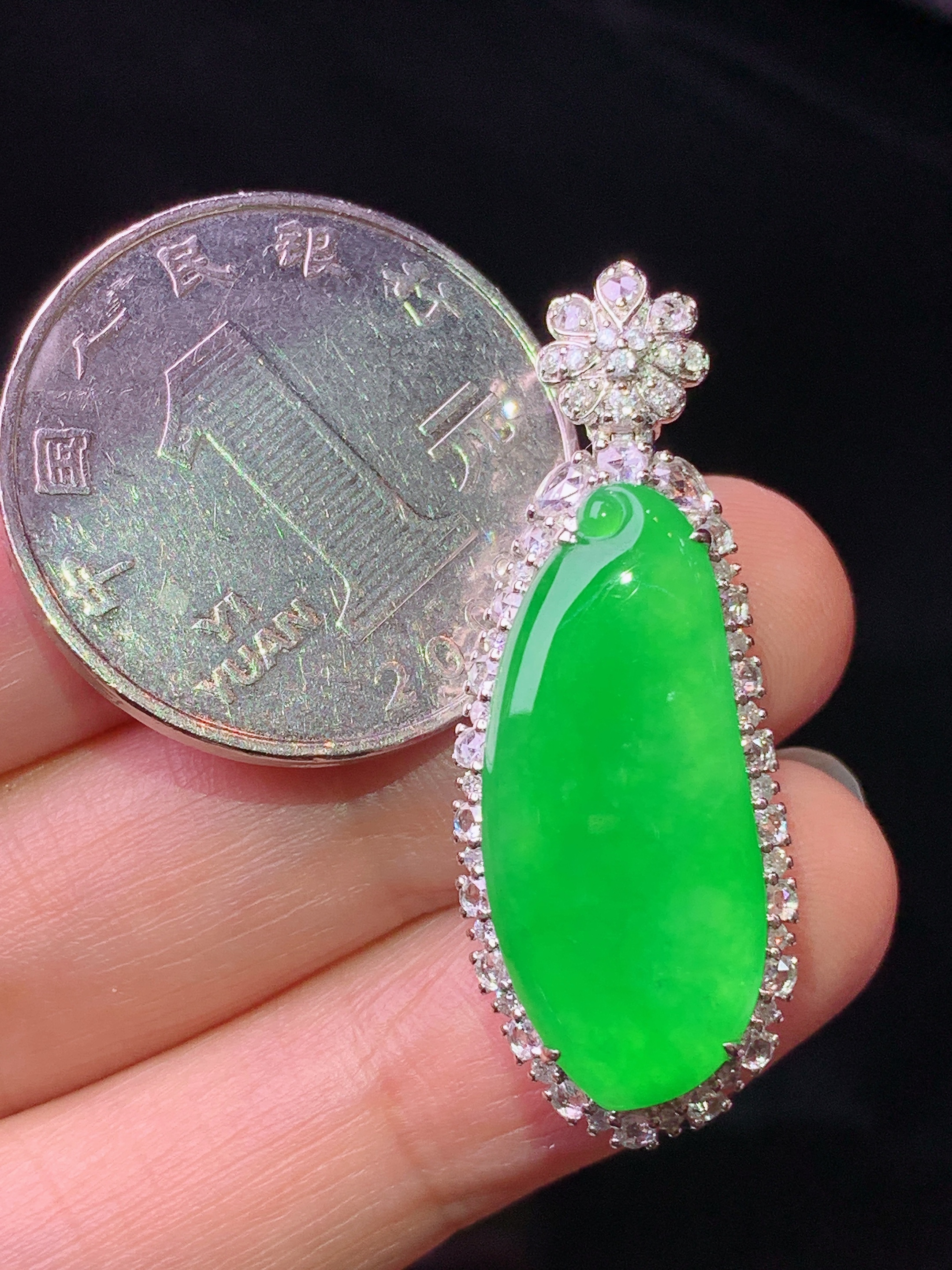18k金钻镶嵌满绿福瓜吊坠 玉质细腻 色泽艳丽清新 水润亮眼 整体尺寸36*13.5*9.6m5